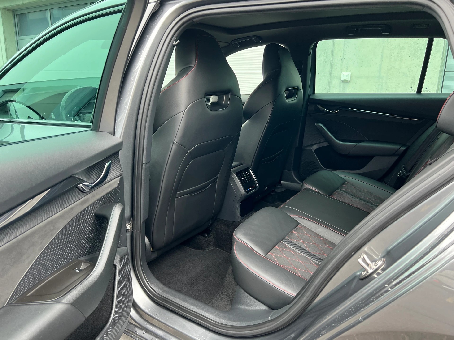 SKODA Octavia Combi 2.0 TSI DSG RS-image-27