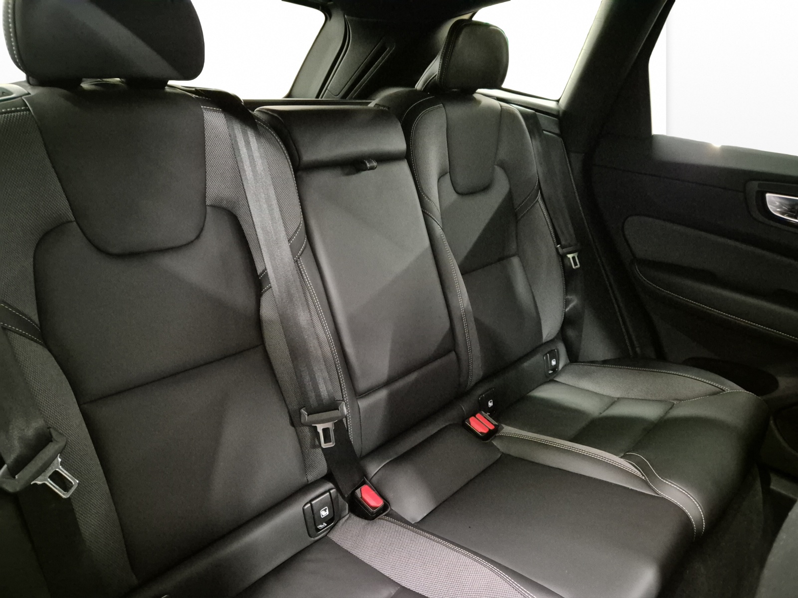 VOLVO XC60 2.0 B5 MH Plus Dark AWD-image-16