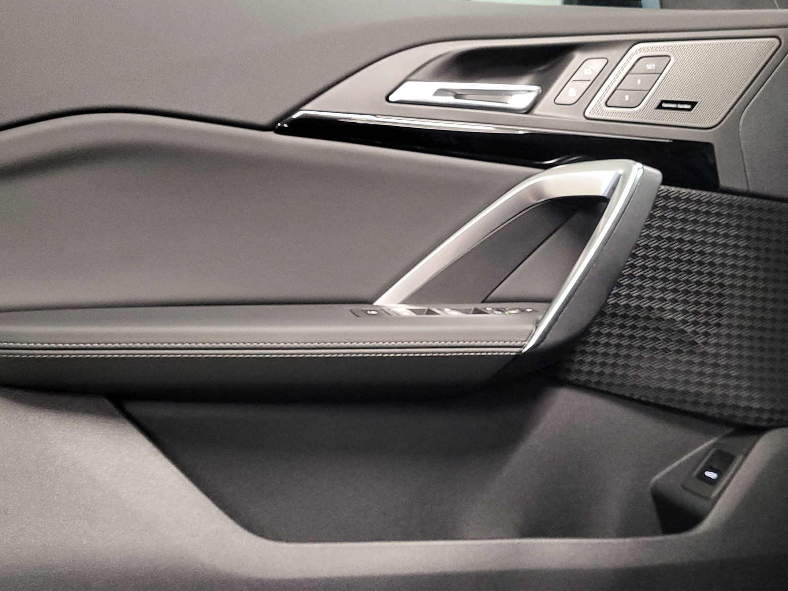 BMW X1 sDrive 18i-image-17