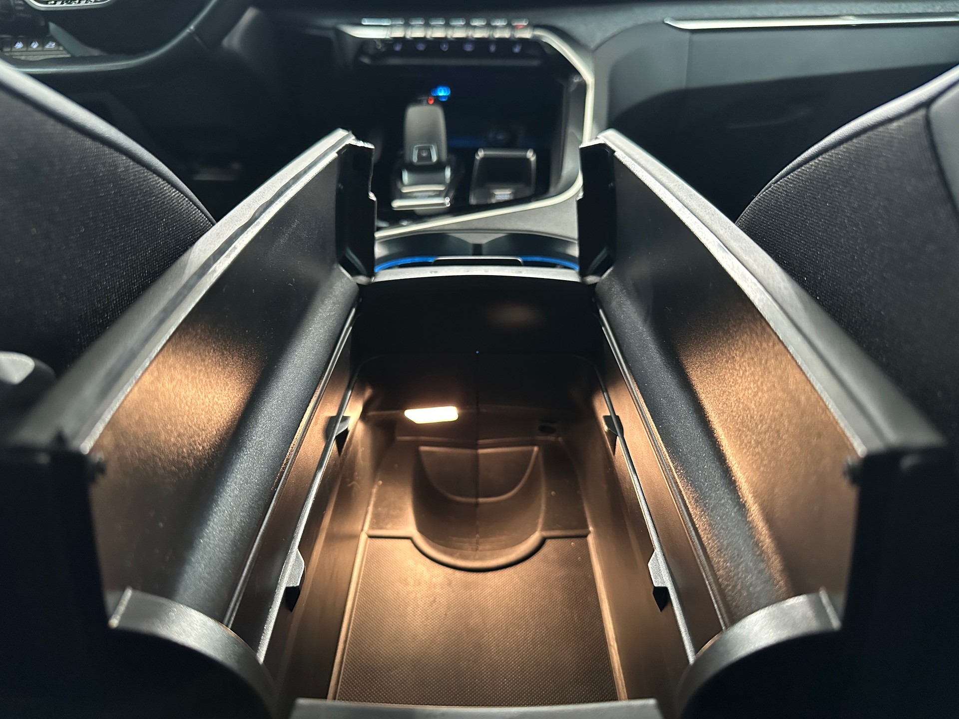 PEUGEOT 5008 1.5 BlueHDi Road Trip EAT8-image-23