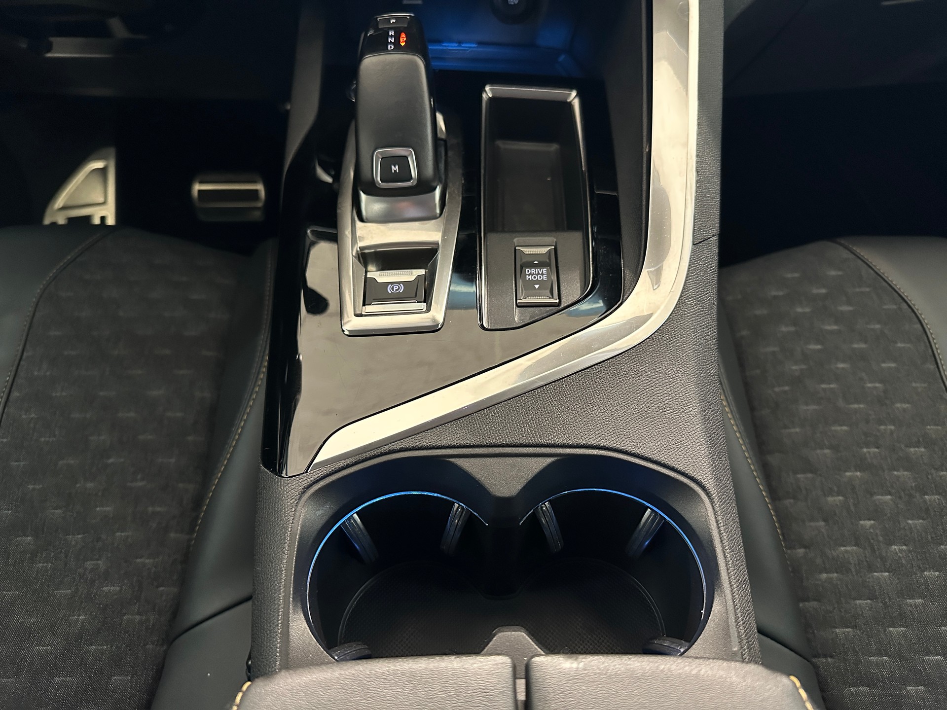 PEUGEOT 5008 1.5 BlueHDi Road Trip EAT8-image-22