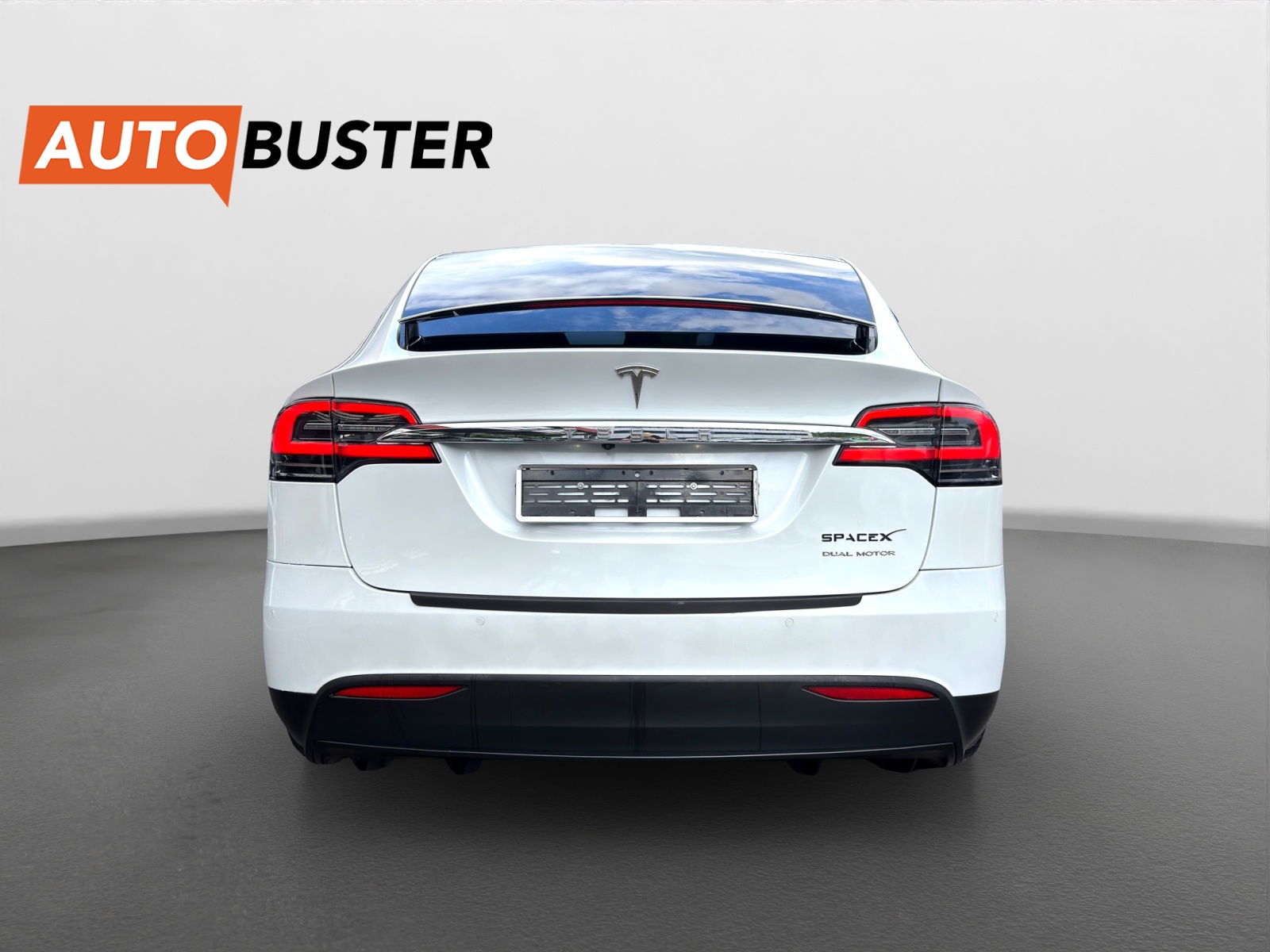 TESLA Model X Maximale-Reichweite-showroom-element-3