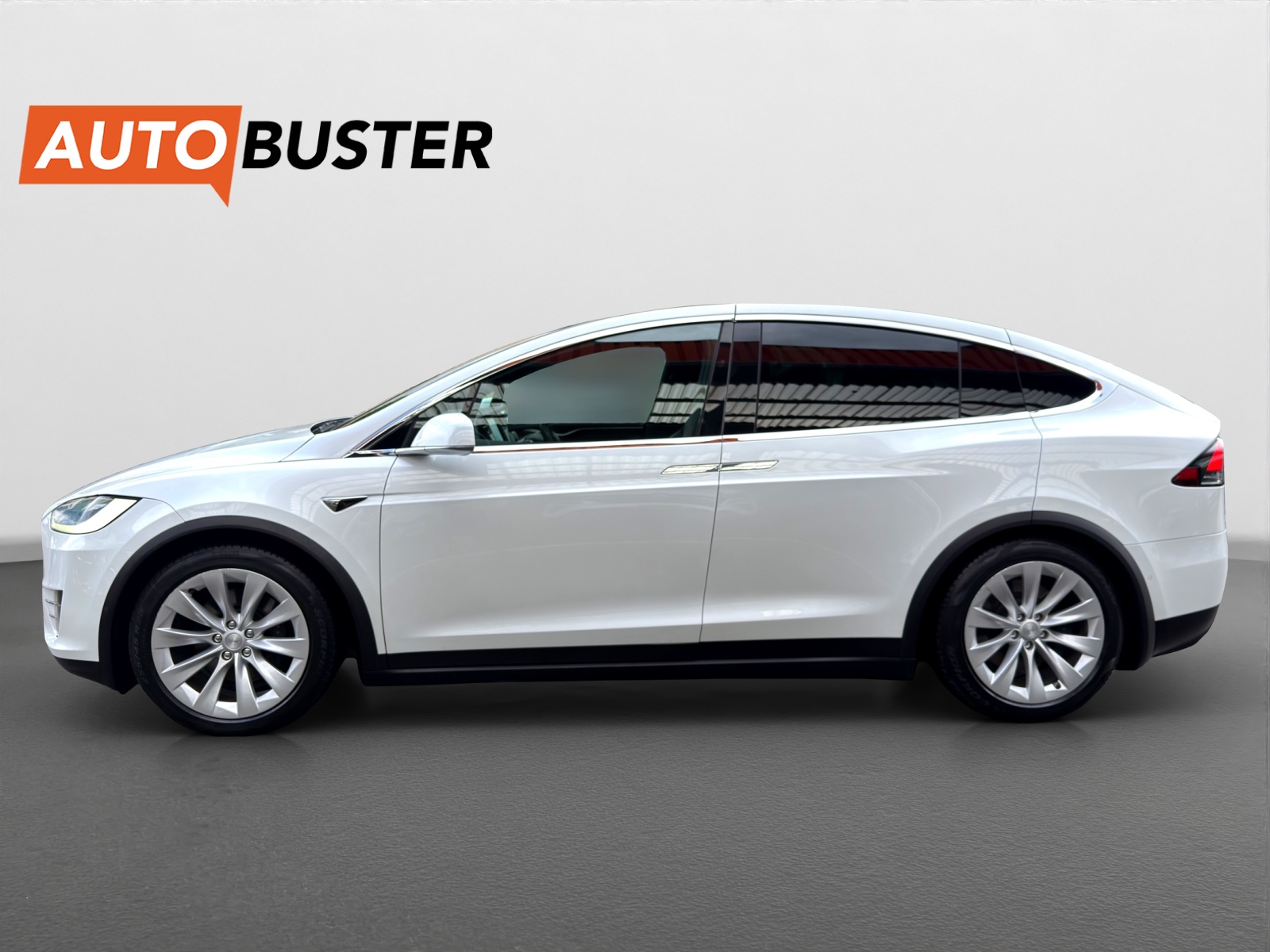TESLA Model X Maximale-Reichweite-showroom-element-1
