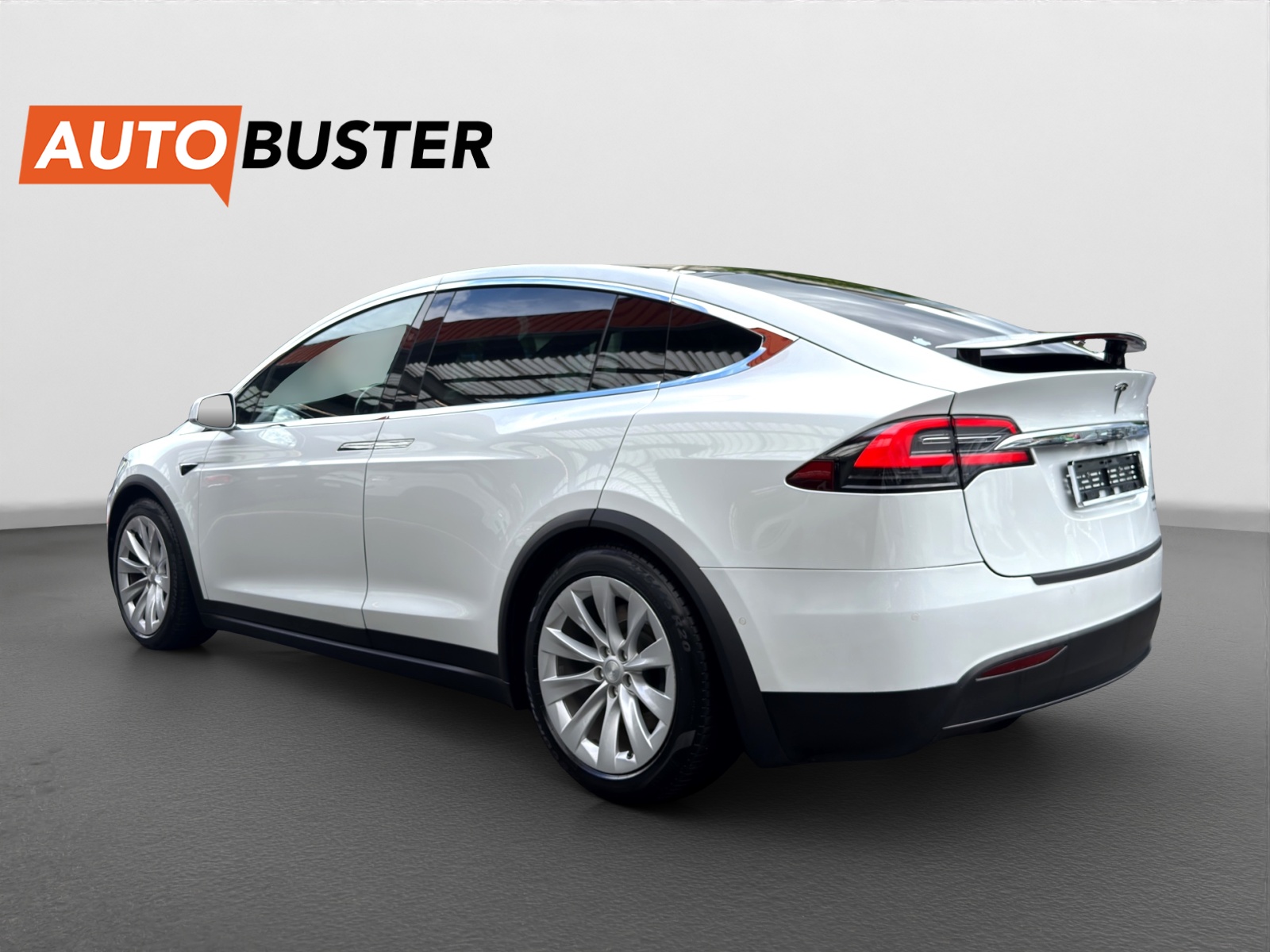 TESLA Model X Maximale-Reichweite-showroom-element-2