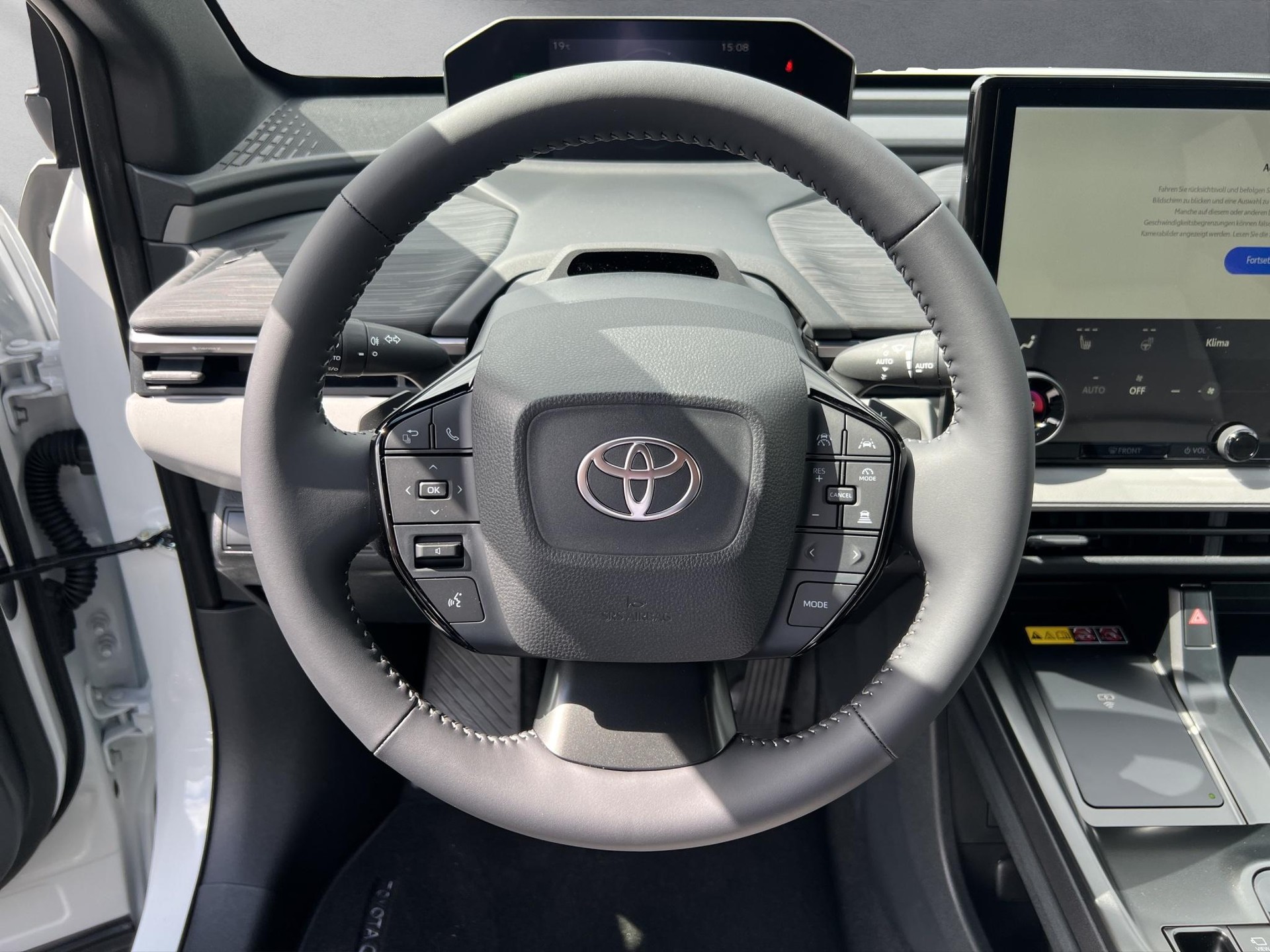 TOYOTA C-HR+ Premium AWD-showroom-element-3