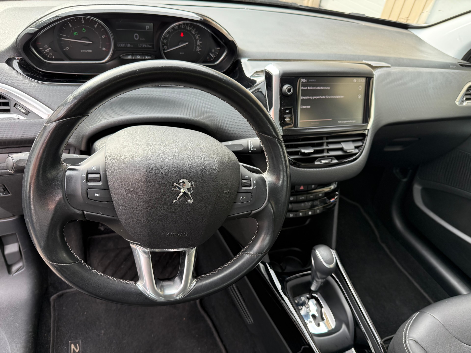 PEUGEOT 2008 1.5 BlueHDi Allure EAT-image-11