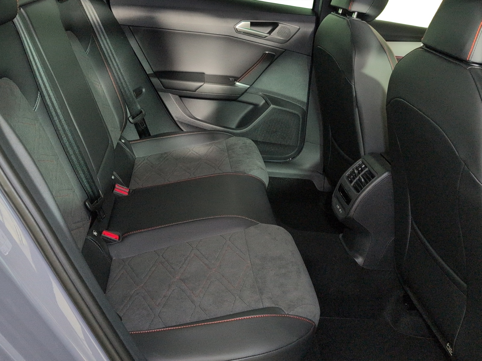 SEAT Leon 1.5 eTSI mHEV DSG FR-image-8