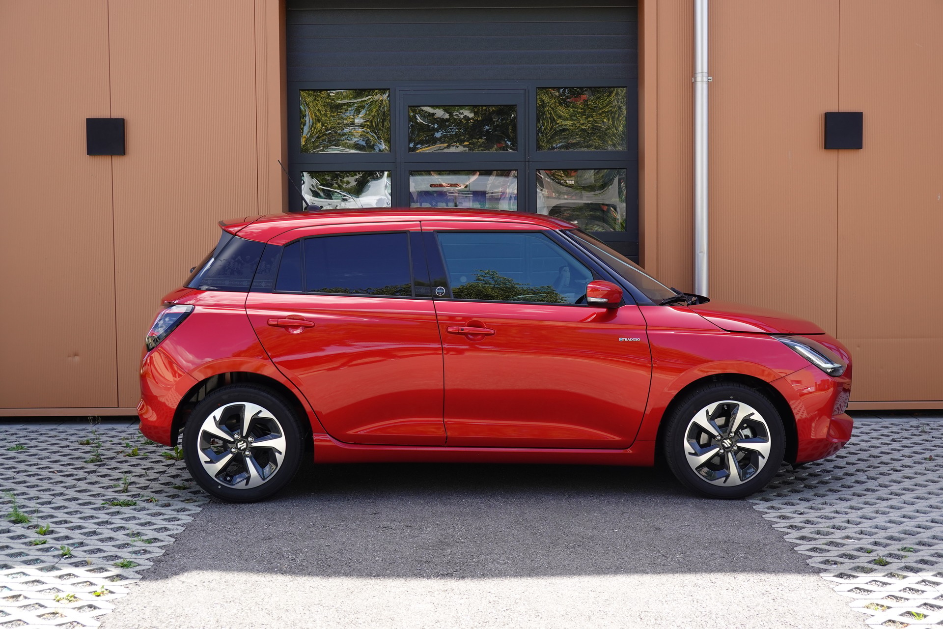 SUZUKI Swift 1.2 Tradizio Top Hybrid CVT - "5 ans de garantie * Rétro Elect * Caméra * GPS * Apple Car Play * Rabais Taxe Auto"-image-3