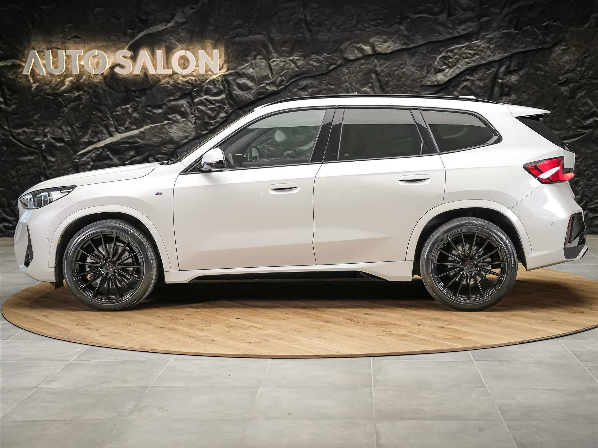 BMW X1 xDrive 23d 48V M Sport *Panorama*Massage*Werksgarantie*20" Felgen*-showroom-element-2