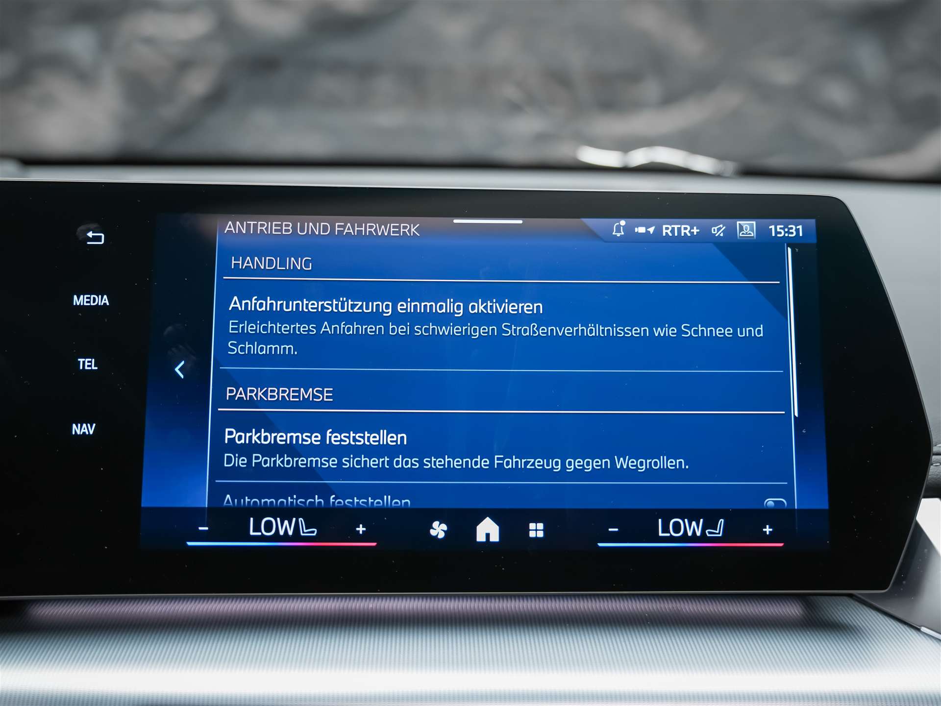 BMW X1 xDrive 23d 48V M Sport *Panorama*Massage*Werksgarantie*20" Felgen*-image-38