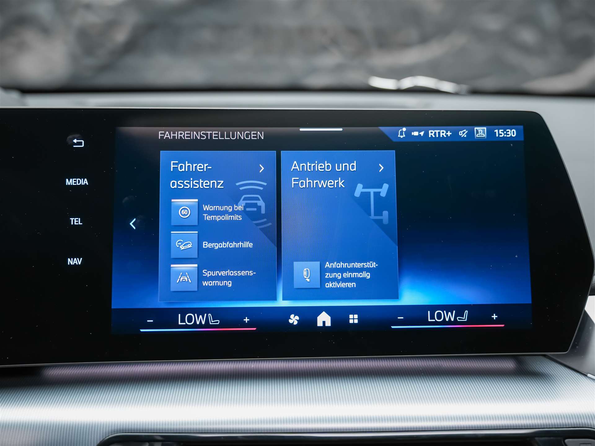 BMW X1 xDrive 23d 48V M Sport *Panorama*Massage*Werksgarantie*20" Felgen*-image-36