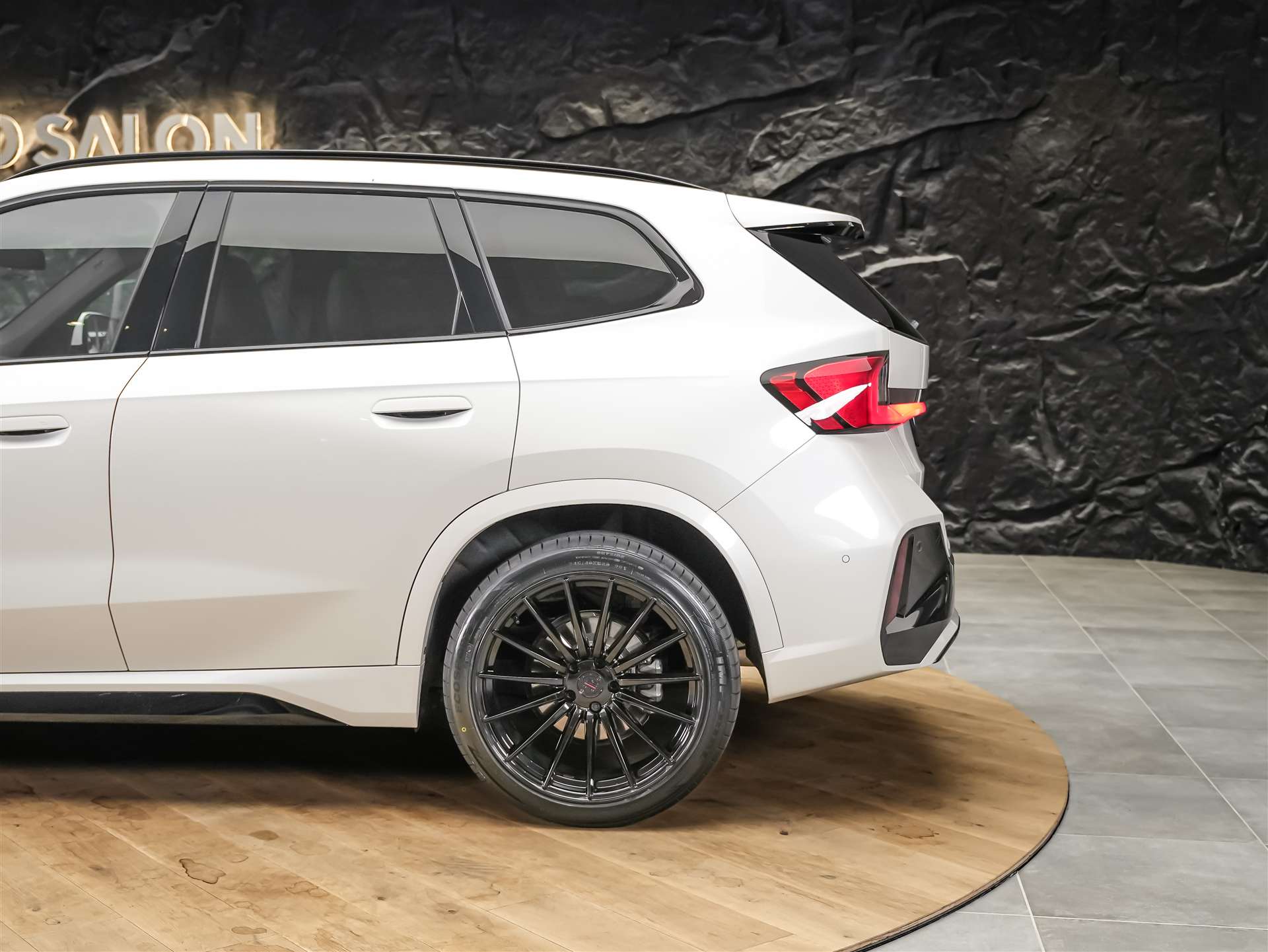 BMW X1 xDrive 23d 48V M Sport *Panorama*Massage*Werksgarantie*20" Felgen*-image-18