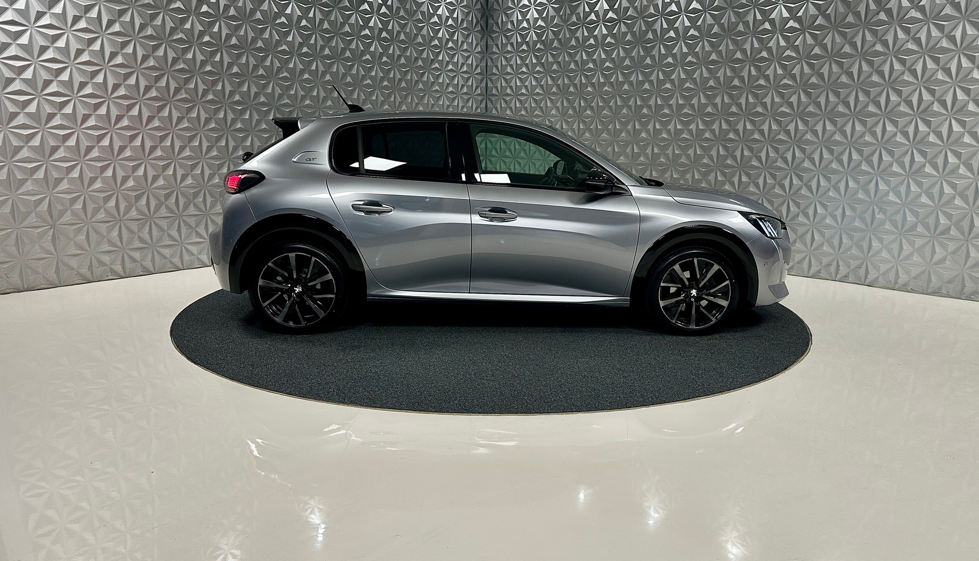 PEUGEOT 208 1.2 PureTech GT Pack EAT8-image-3