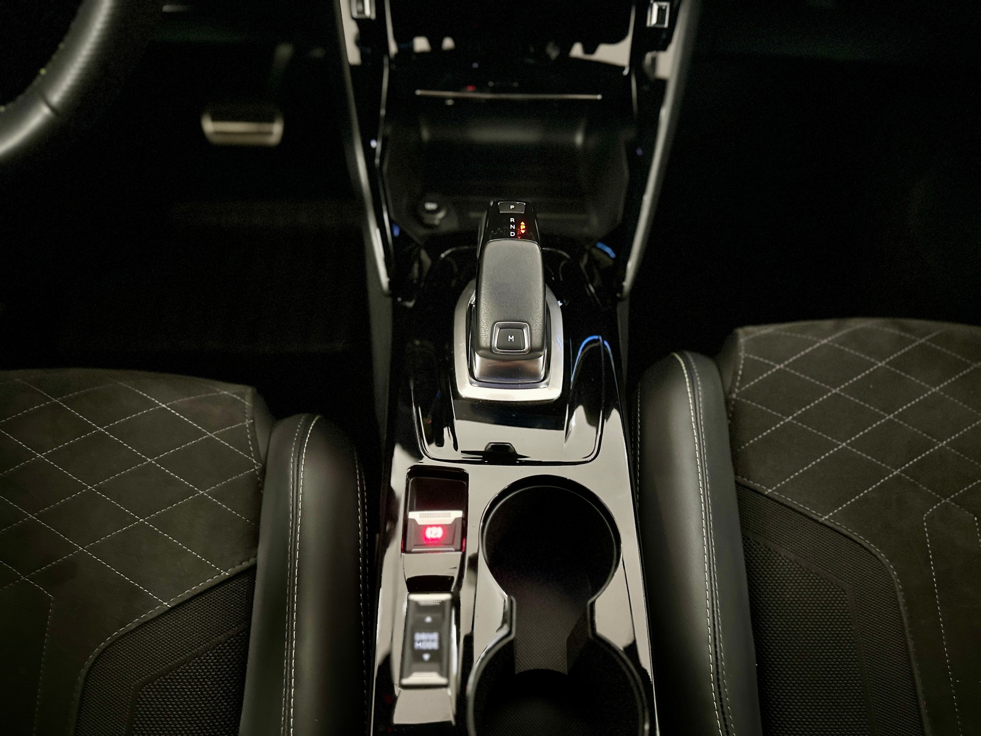 PEUGEOT 208 1.2 PureTech GT Pack EAT8-image-21