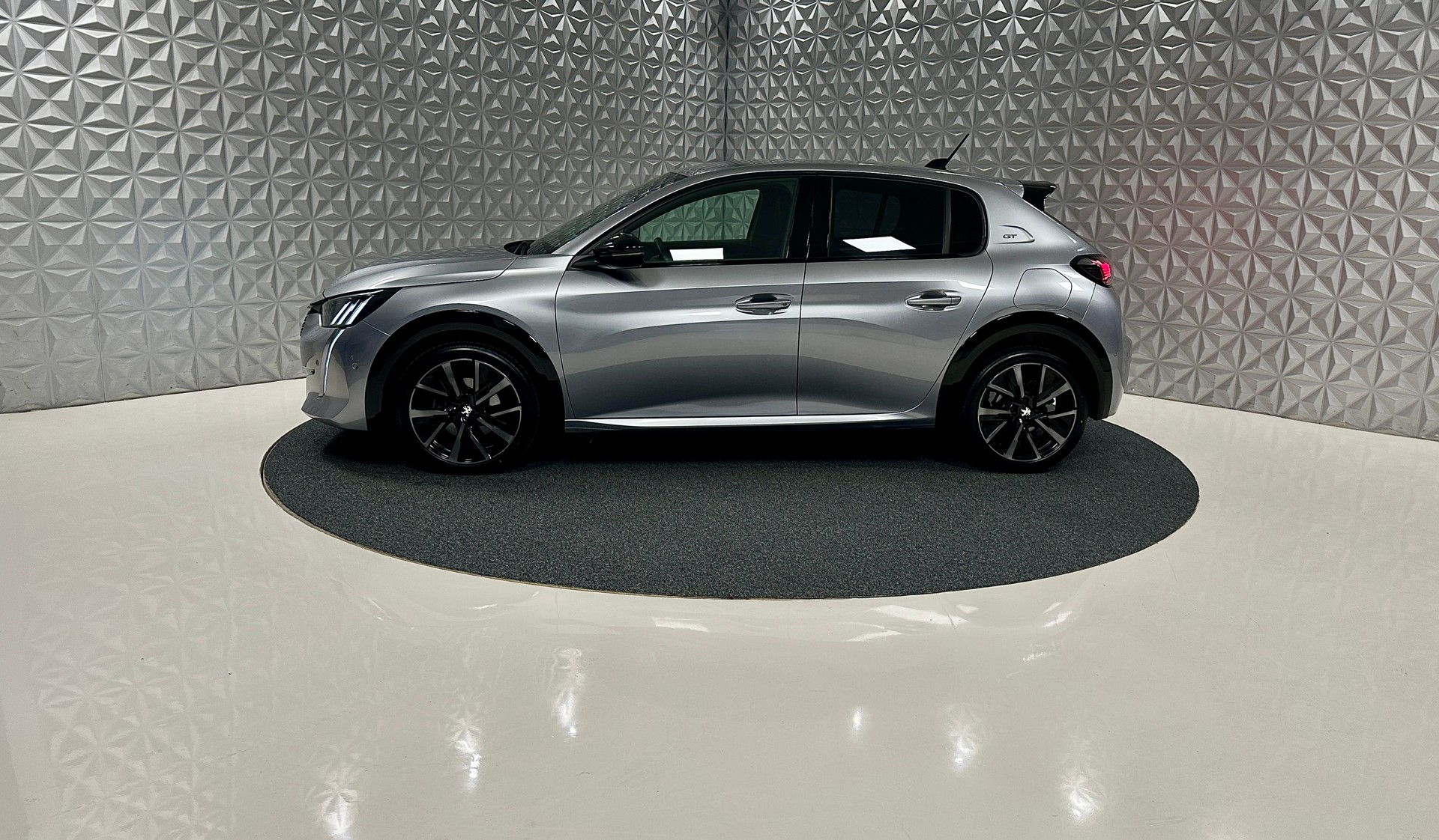 PEUGEOT 208 1.2 PureTech GT Pack EAT8-image-7