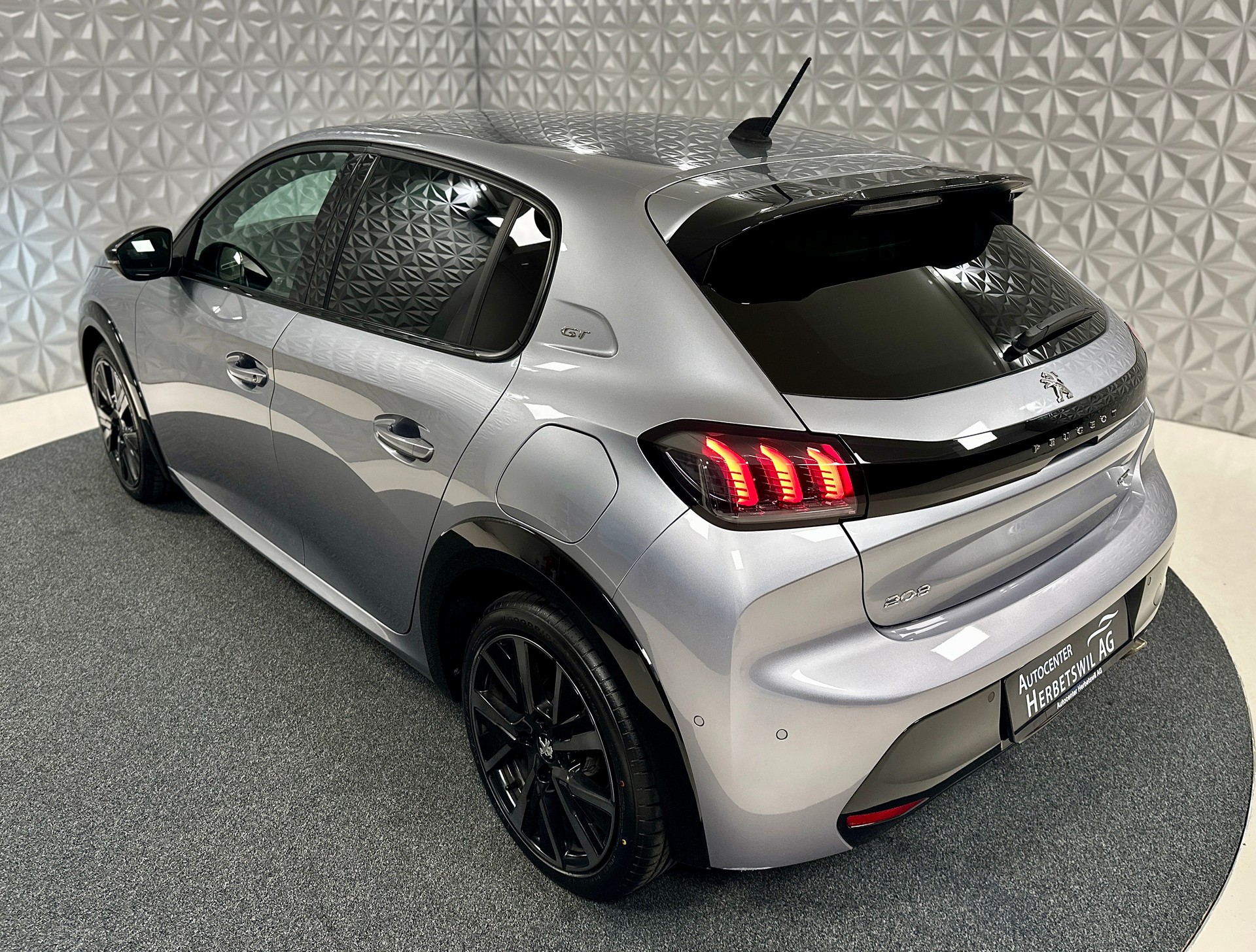 PEUGEOT 208 1.2 PureTech GT Pack EAT8-image-9