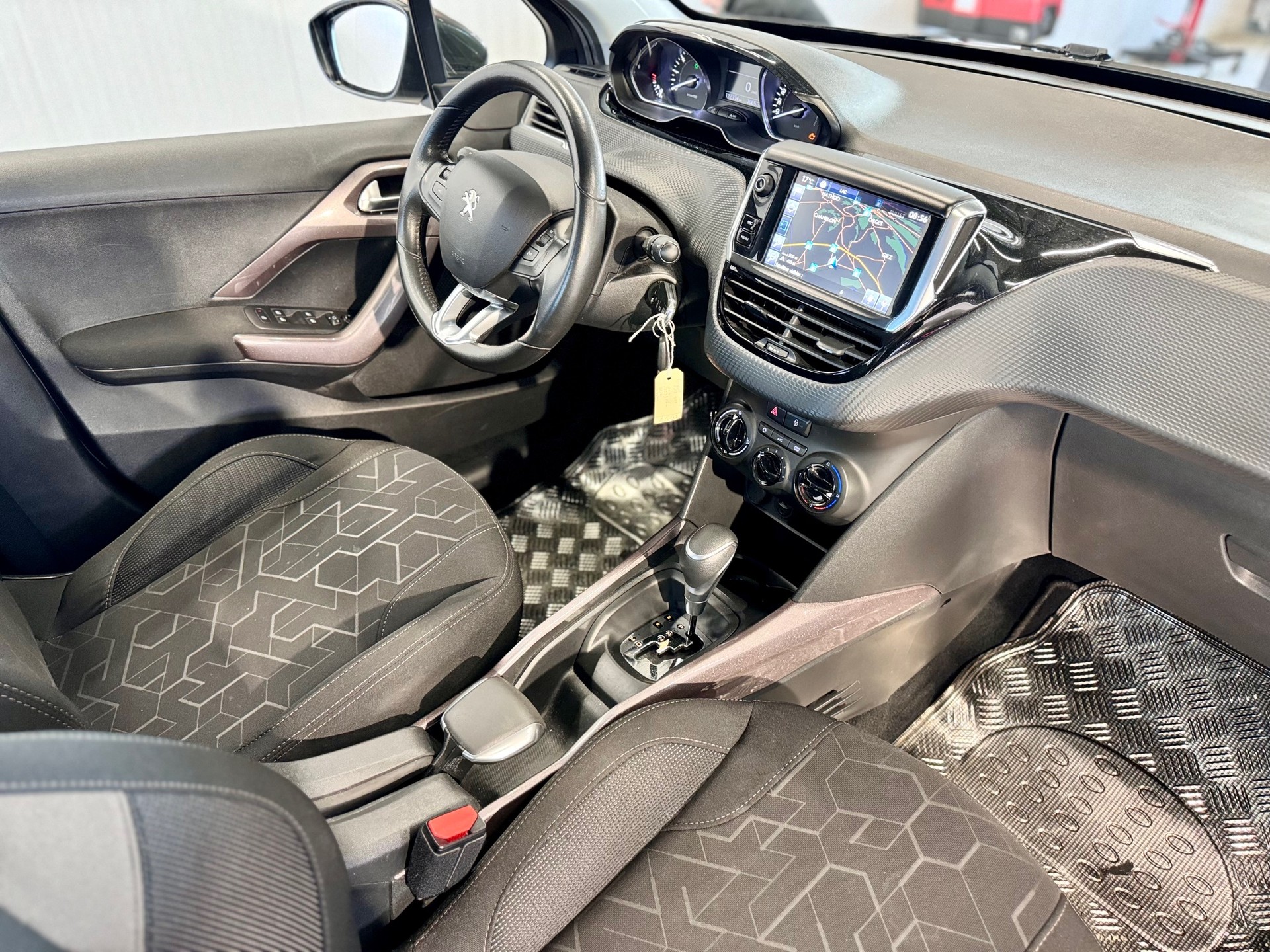 PEUGEOT 2008 1.2 PureTech Active EAT6-image-8
