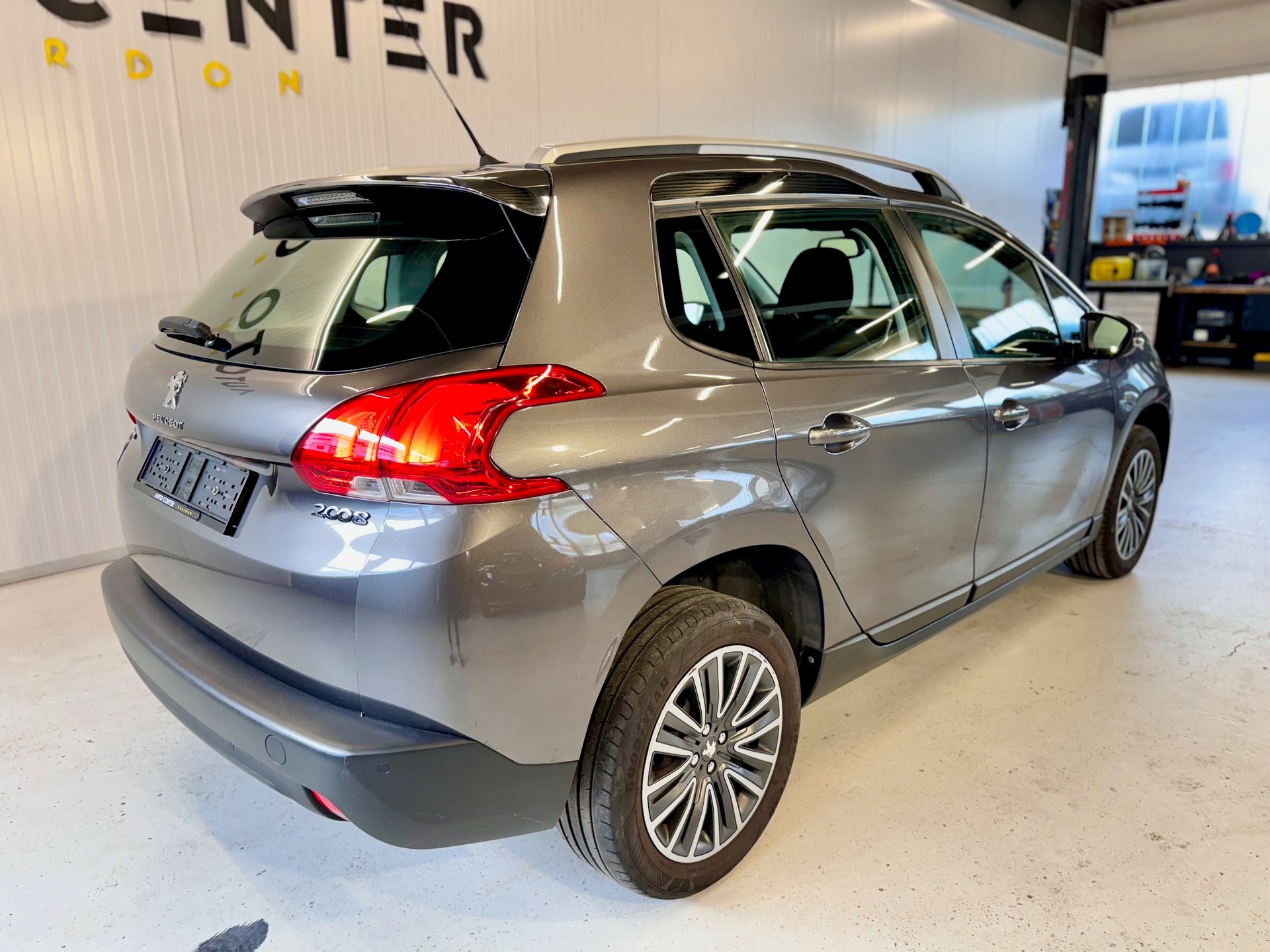PEUGEOT 2008 1.2 PureTech Active EAT6-image-2