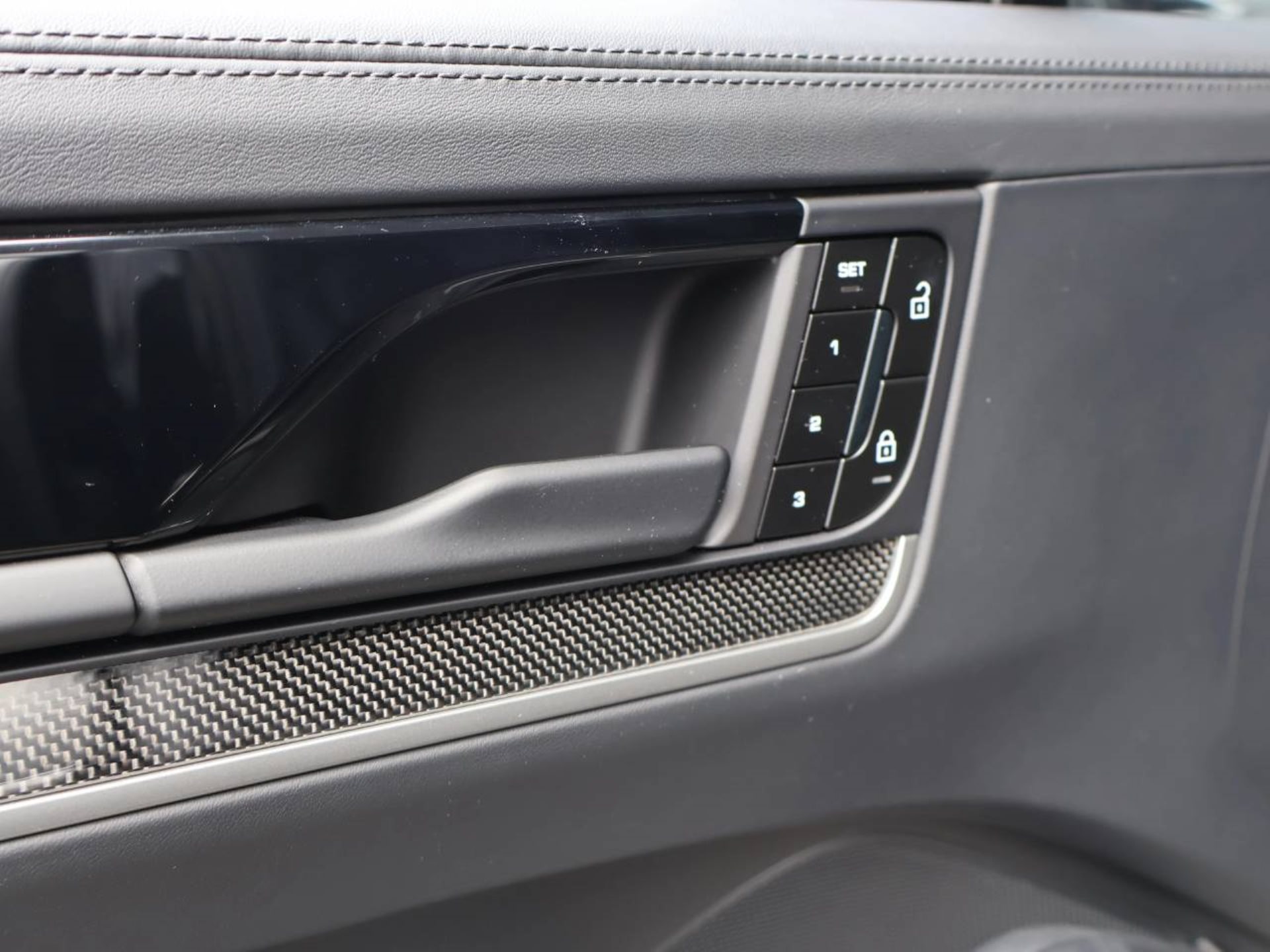 PORSCHE Cayenne S E-Hybrid Coupé-image-30