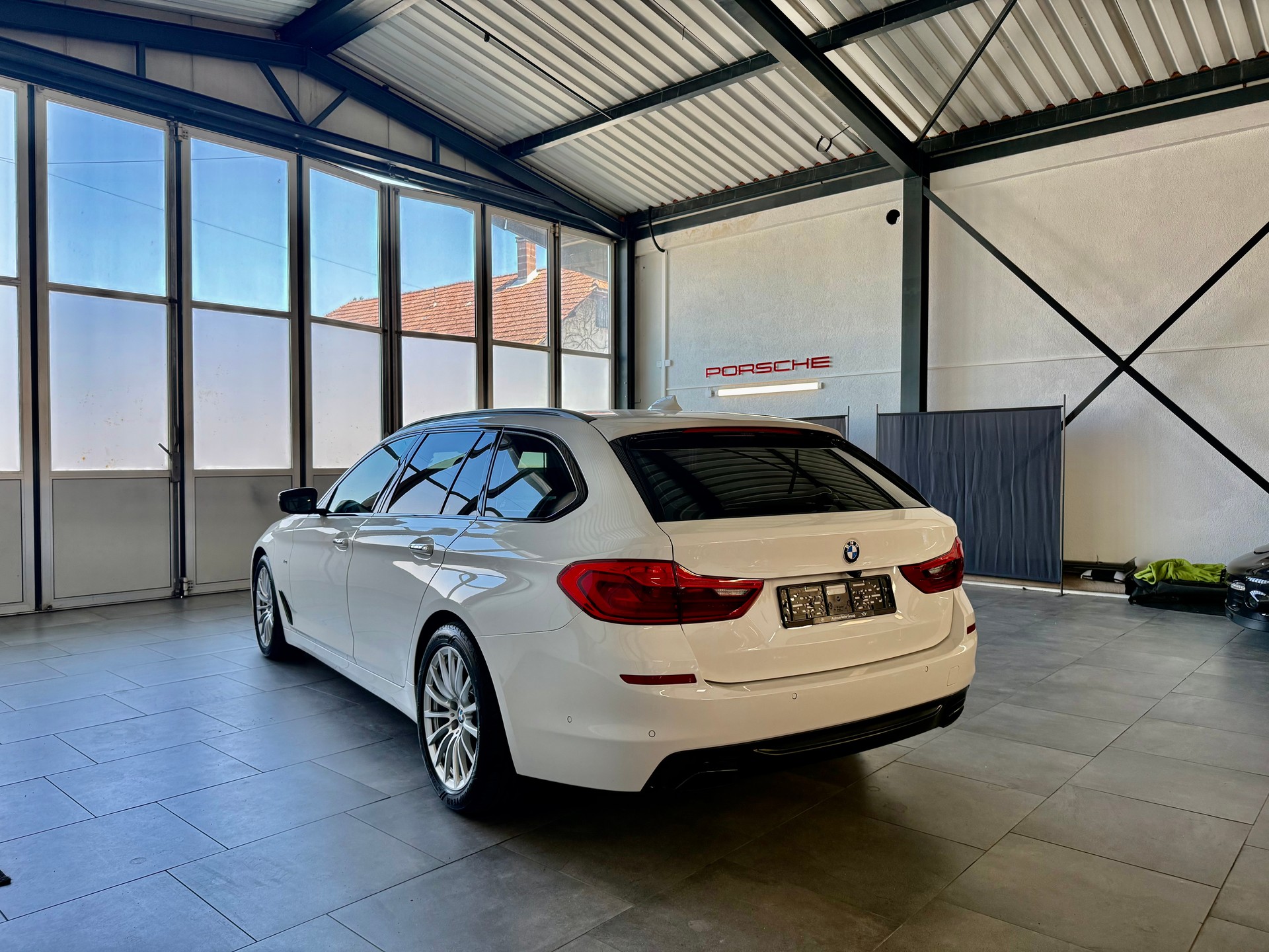 BMW 540i xDrive Touring Sport Steptronic-image-3