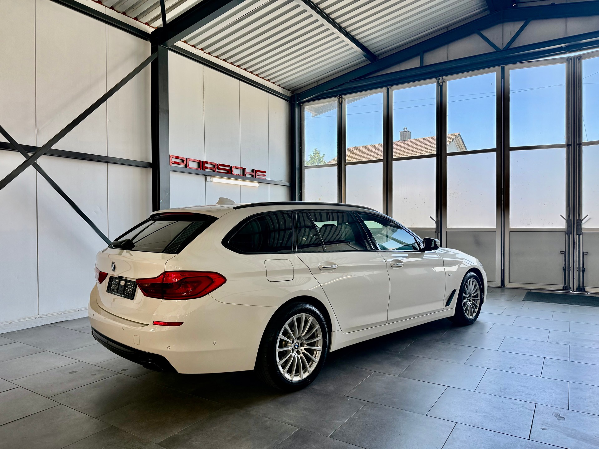 BMW 540i xDrive Touring Sport Steptronic-image-1