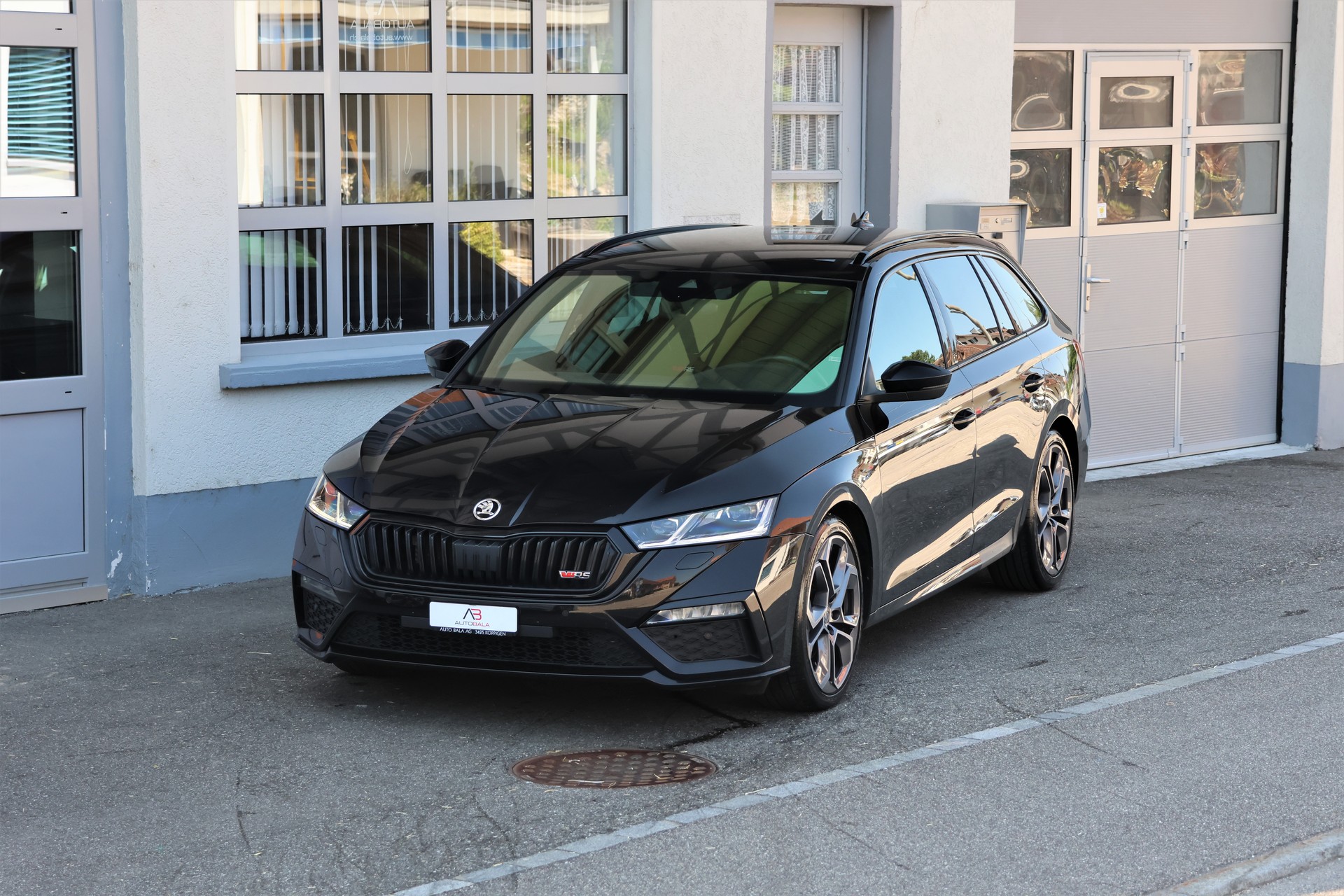 SKODA Octavia Combi 2.0 TDI DSG RS 4x4 + 2.0T AHK-image-0