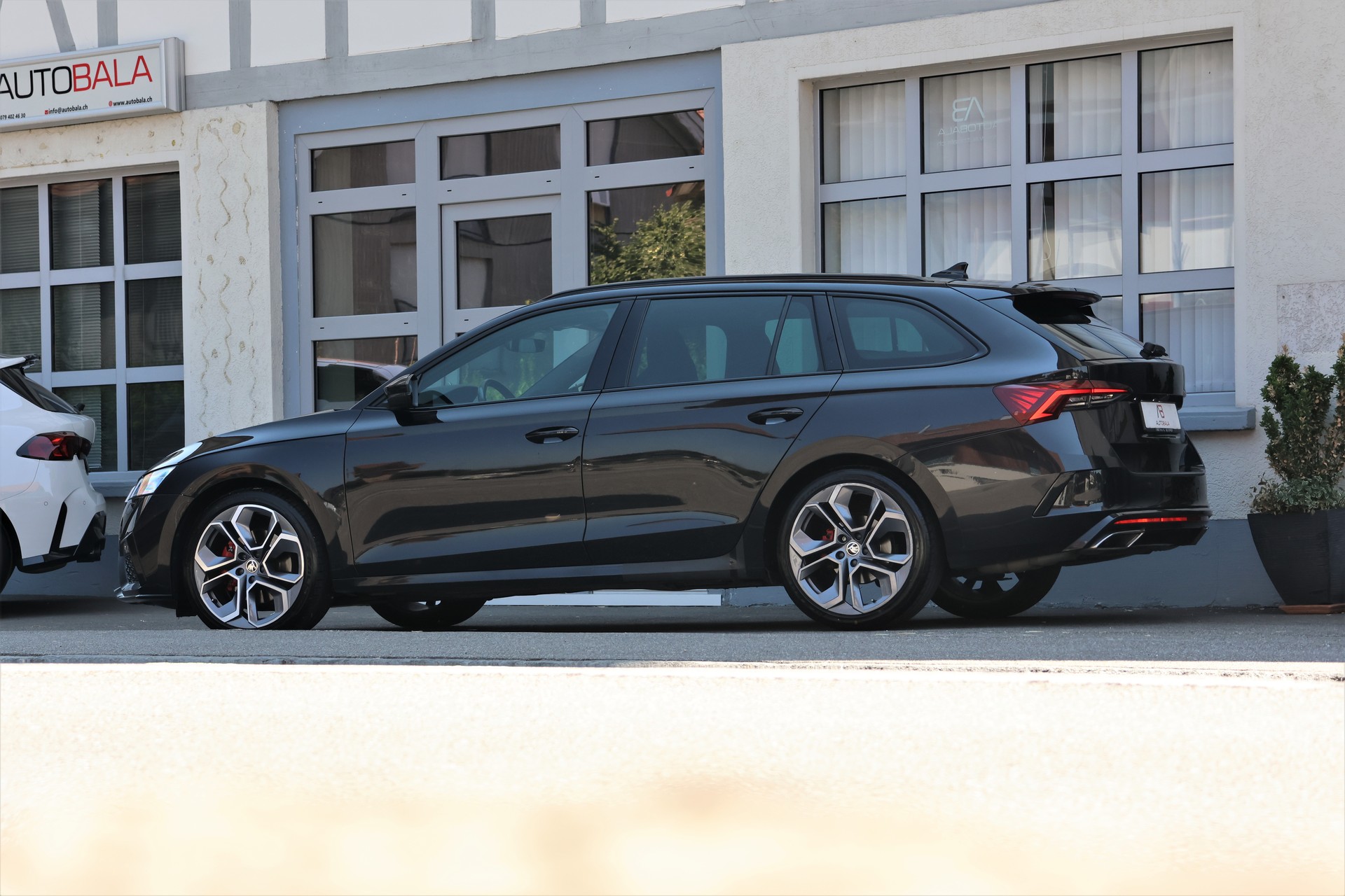 SKODA Octavia Combi 2.0 TDI DSG RS 4x4 + 2.0T AHK-image-3