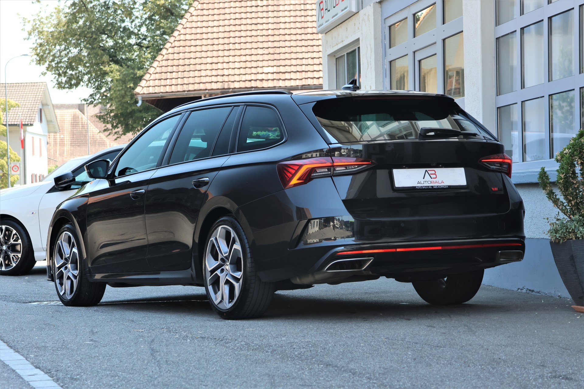 SKODA Octavia Combi 2.0 TDI DSG RS 4x4 + 2.0T AHK-image-2
