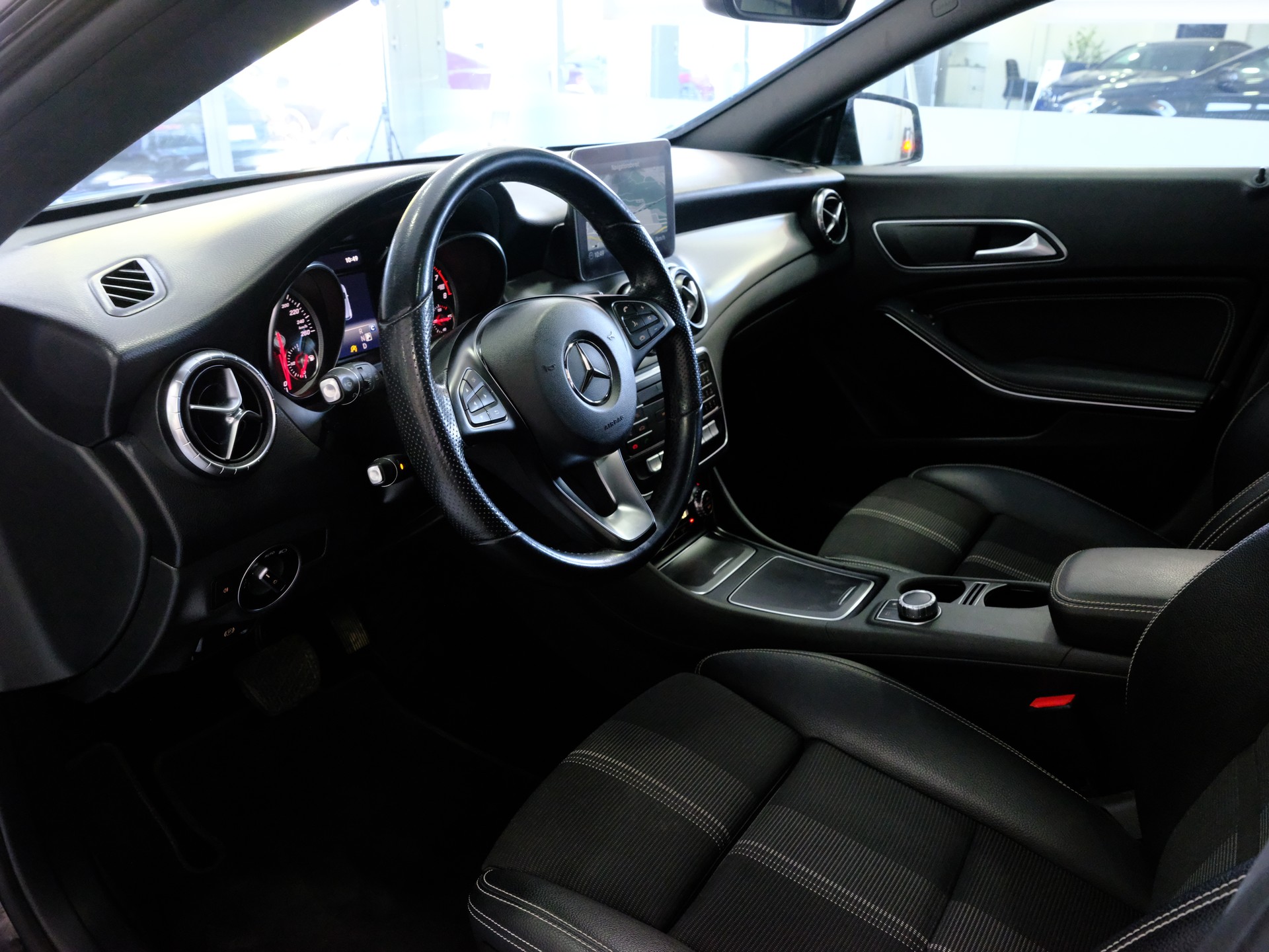 MERCEDES-BENZ CLA Shooting Brake 200 Urban 7G-DCT-image-9