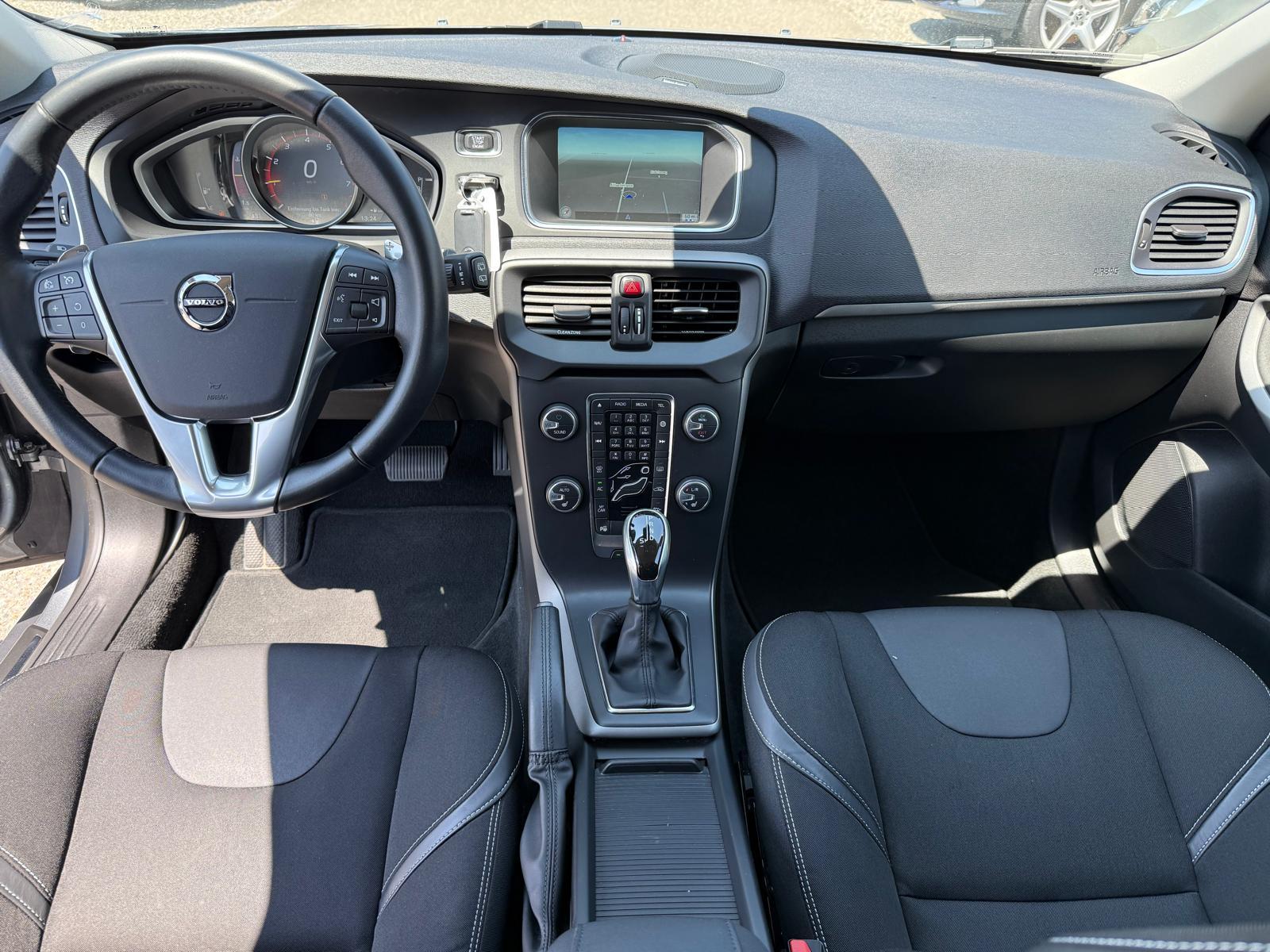 VOLVO V40 1.5 T3 Momentum S/S-image-9