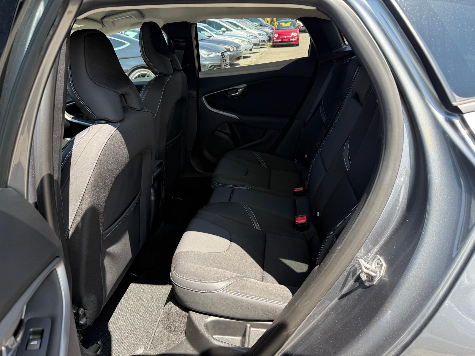VOLVO V40 1.5 T3 Momentum S/S-image-11
