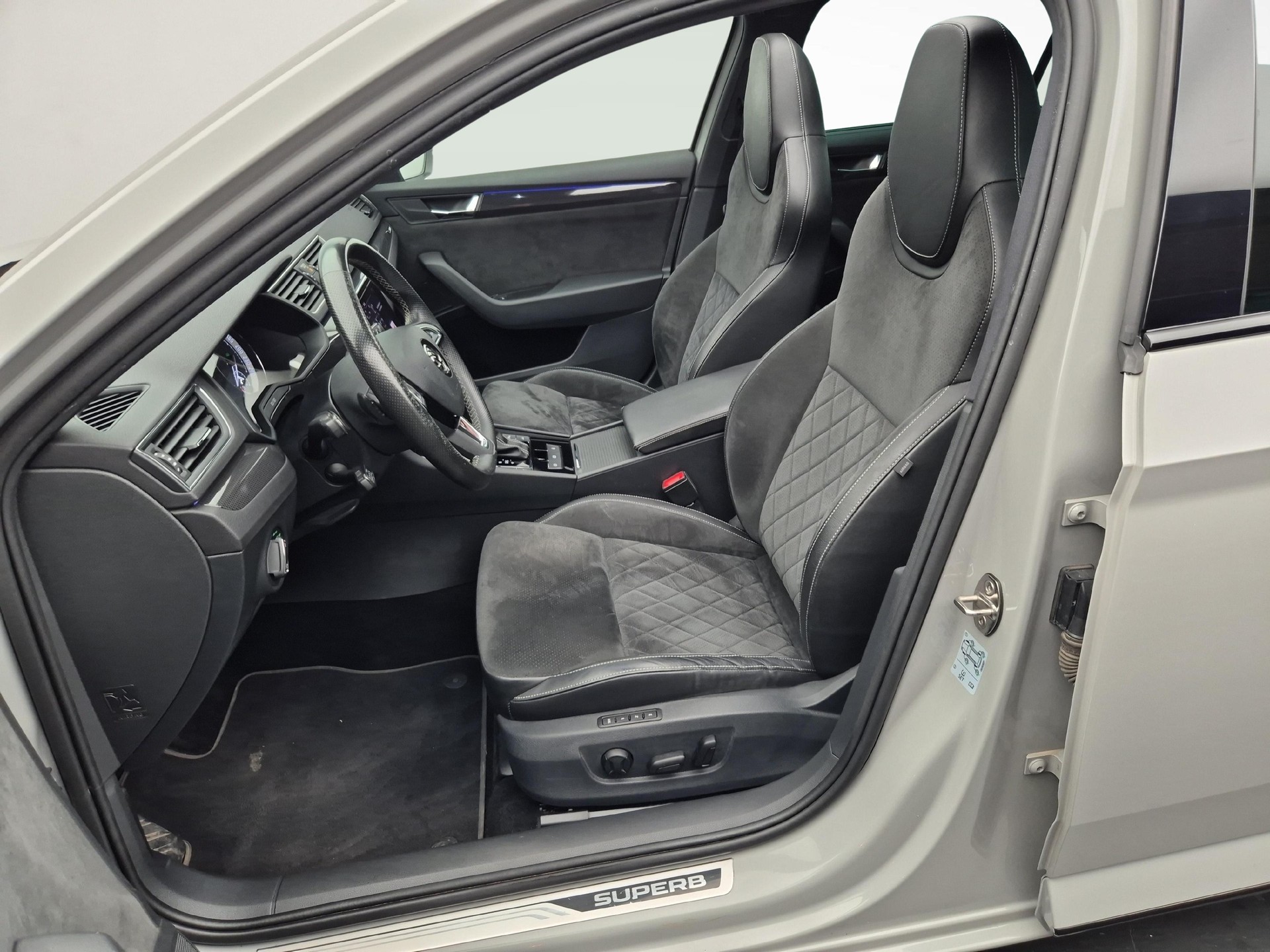 SKODA Superb Combi 2.0 TSI 280 SportLine+ 4x4 DSG-image-2