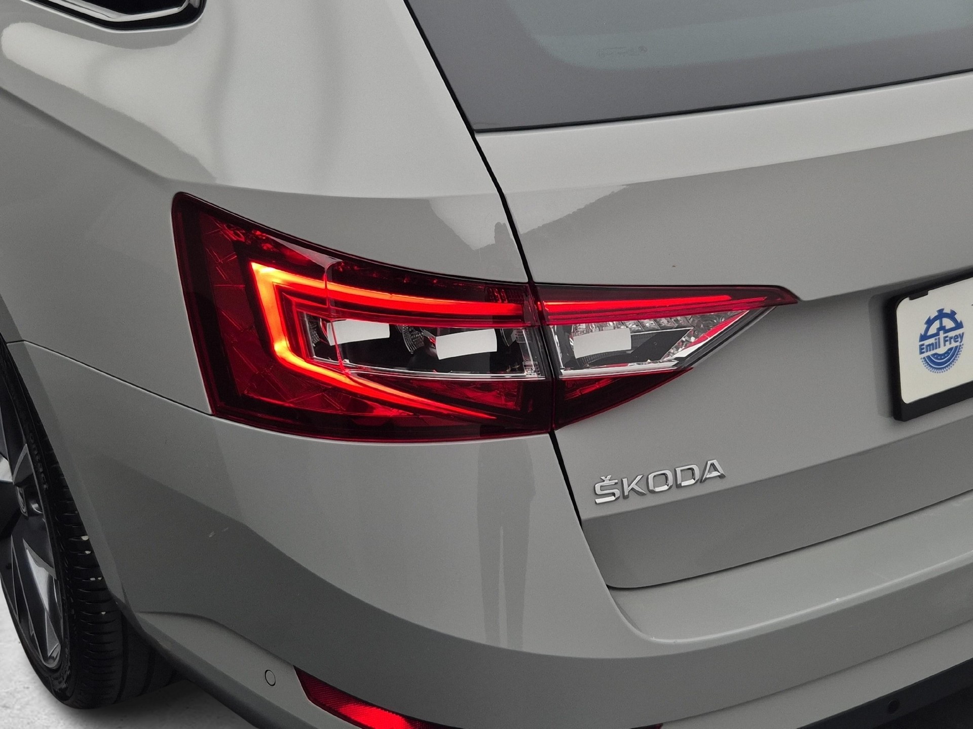 SKODA Superb Combi 2.0 TSI 280 SportLine+ 4x4 DSG-image-19