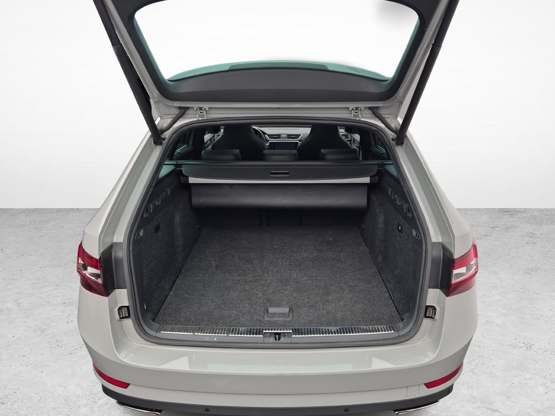 SKODA Superb Combi 2.0 TSI 280 SportLine+ 4x4 DSG-image-16