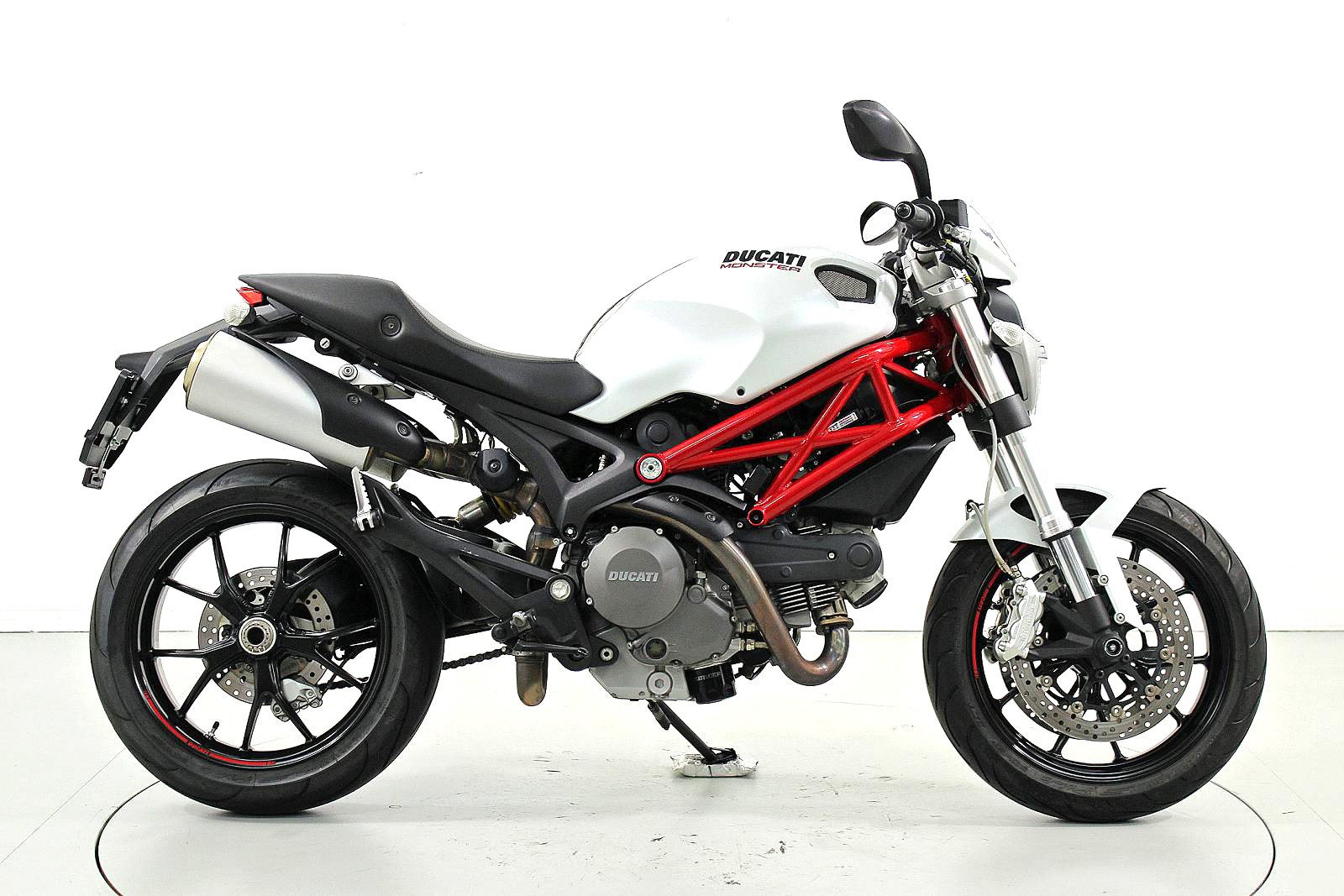 DUCATI Monster 796 ABS-showroom-element-3