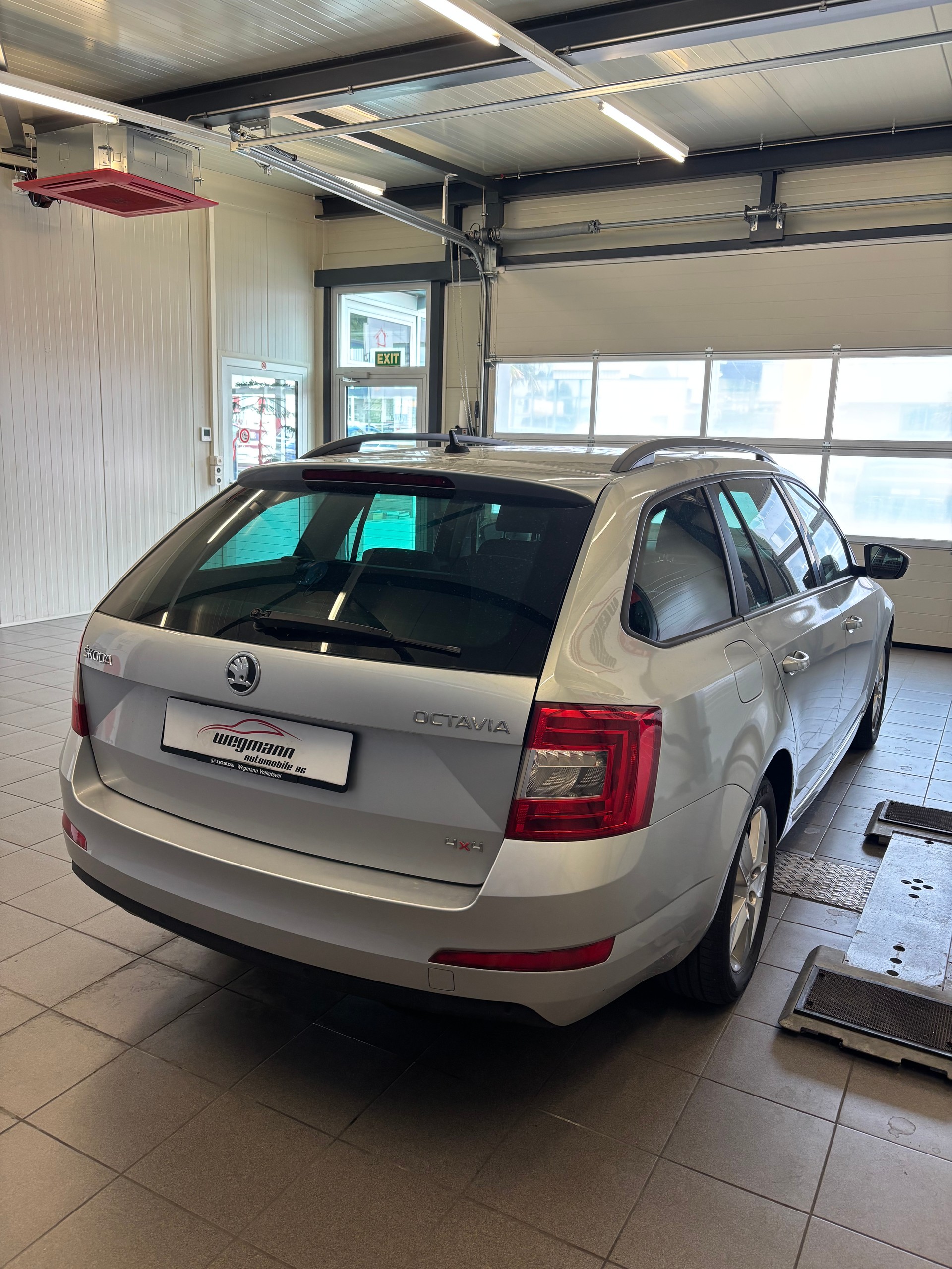 SKODA Octavia Combi 1.8 TSI Ambition 4x4 DSG-image-3