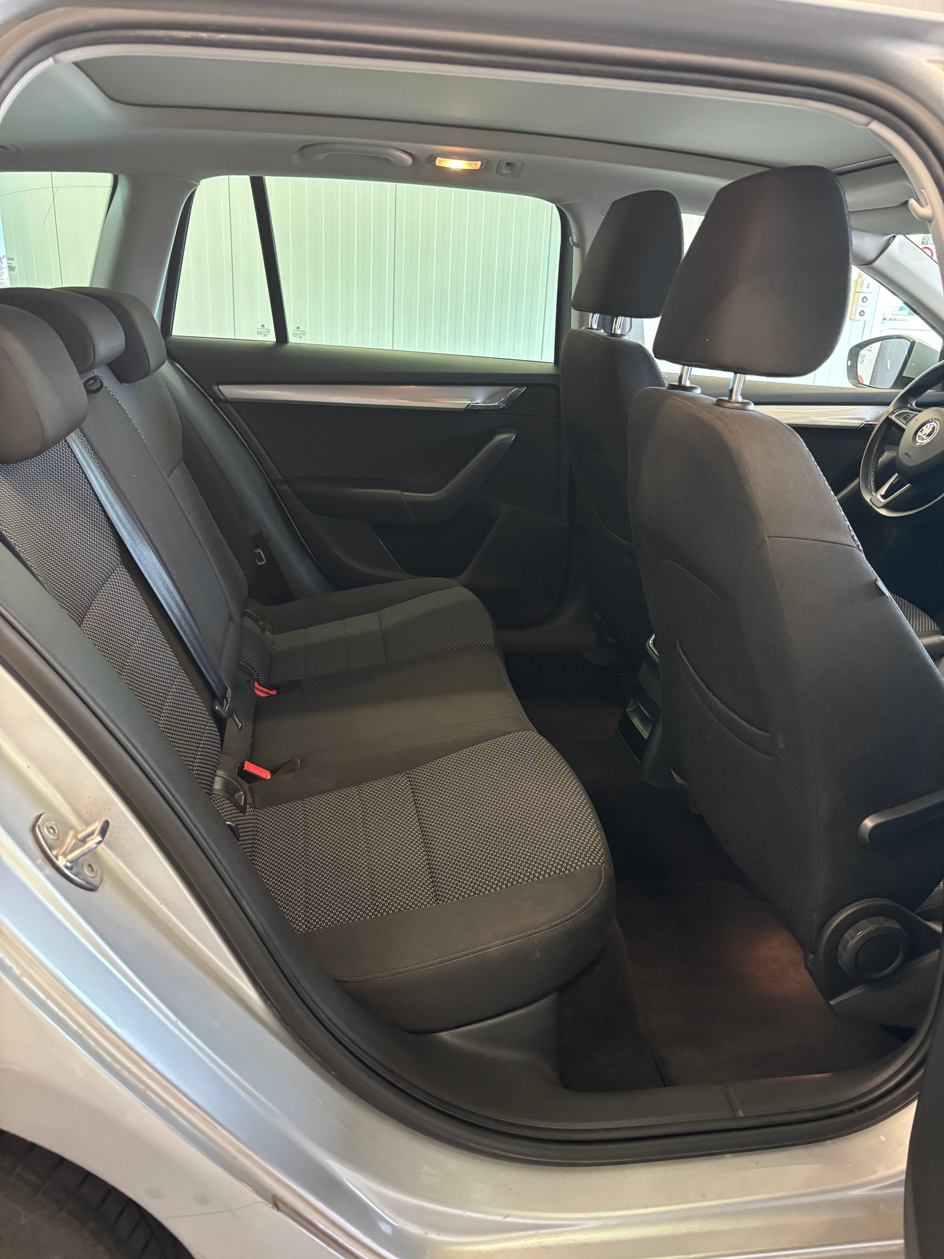 SKODA Octavia Combi 1.8 TSI Ambition 4x4 DSG-image-12