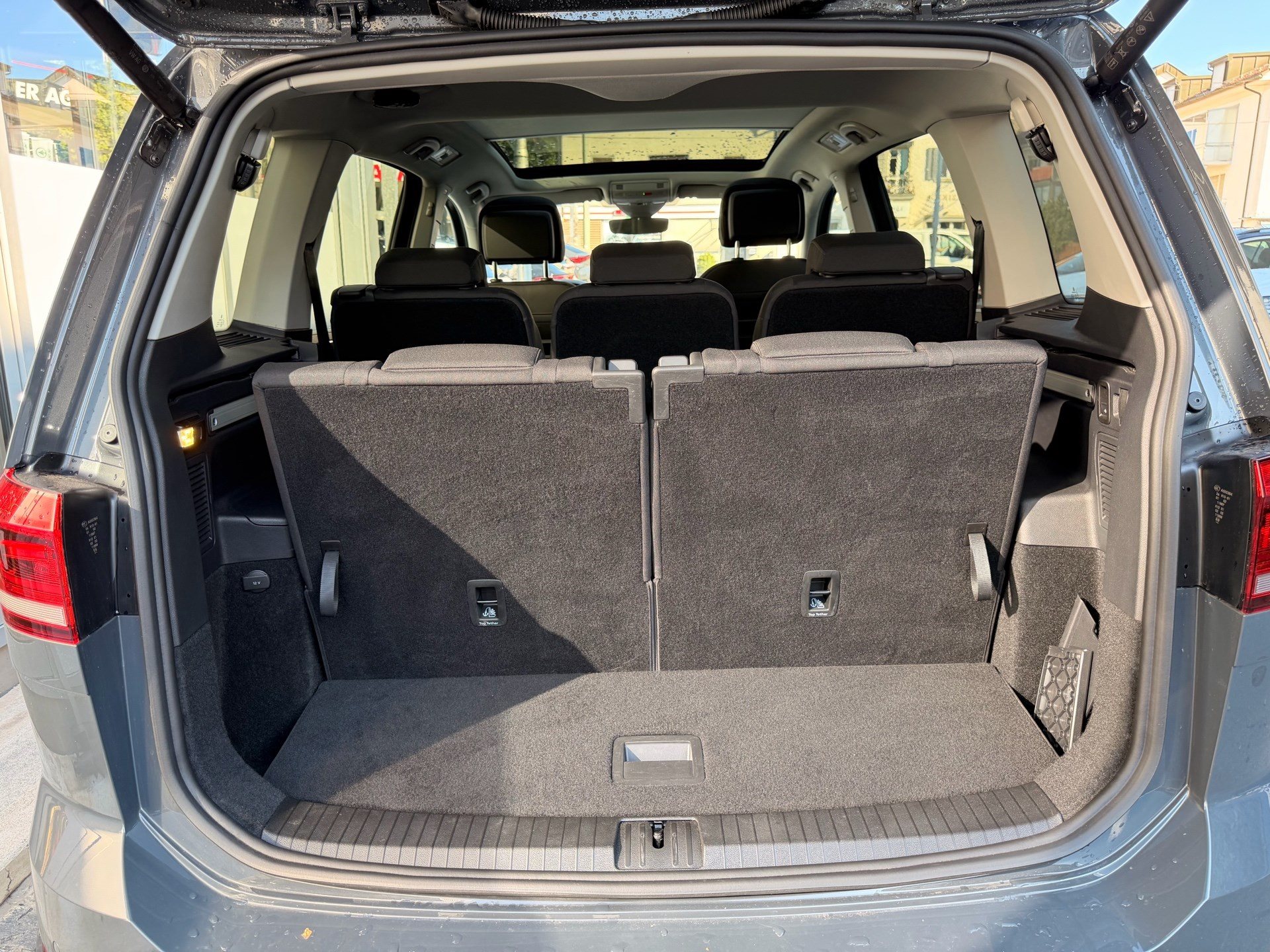 VW Touran 1.5 TSI DSG HIGHLINE R-LINE *** PANORAMAGLASDACH & 7-SITZER ***-image-27