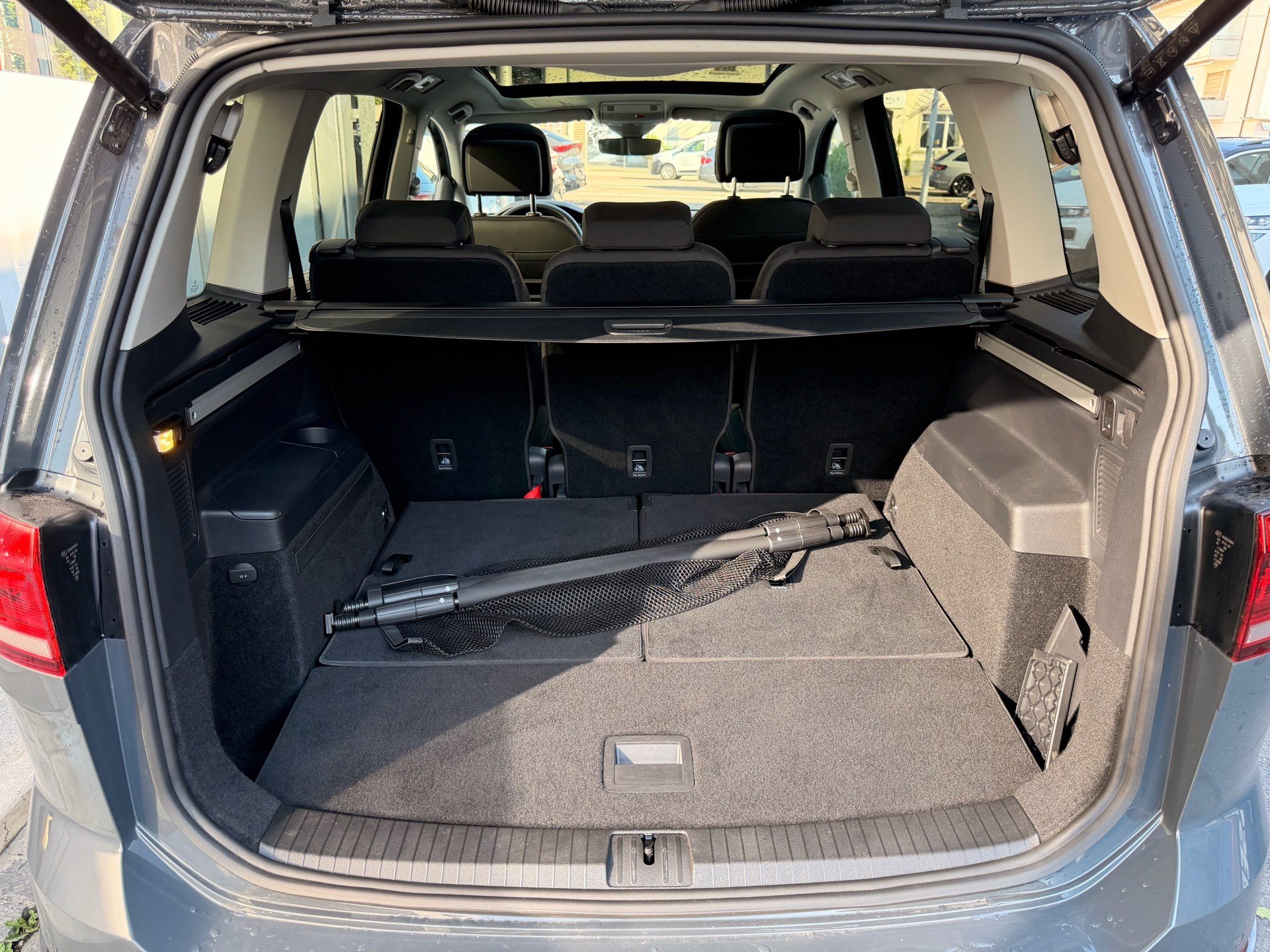 VW Touran 1.5 TSI DSG HIGHLINE R-LINE *** PANORAMAGLASDACH & 7-SITZER ***-image-26