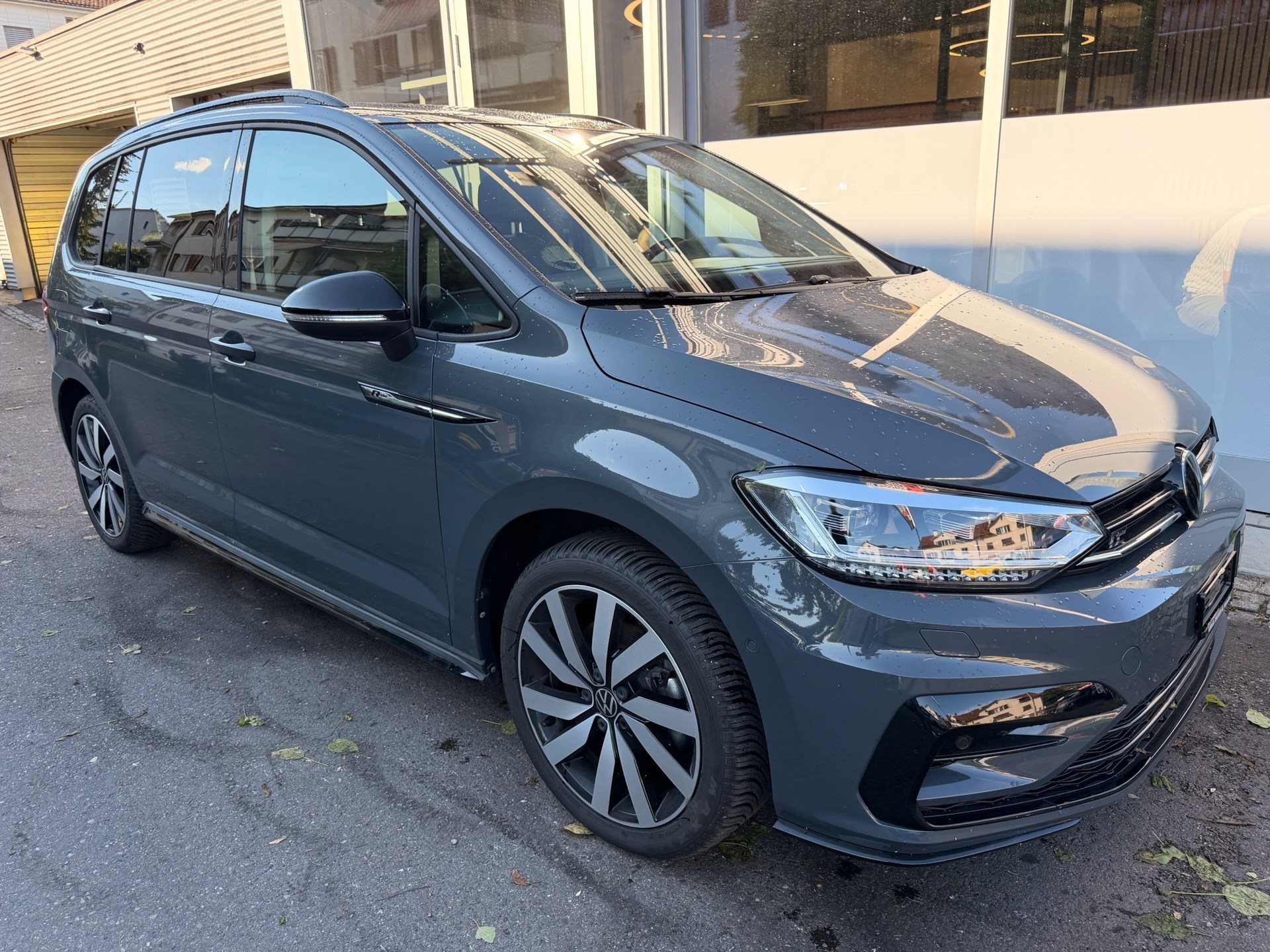 VW Touran 1.5 TSI DSG HIGHLINE R-LINE *** PANORAMAGLASDACH & 7-SITZER ***-image-2