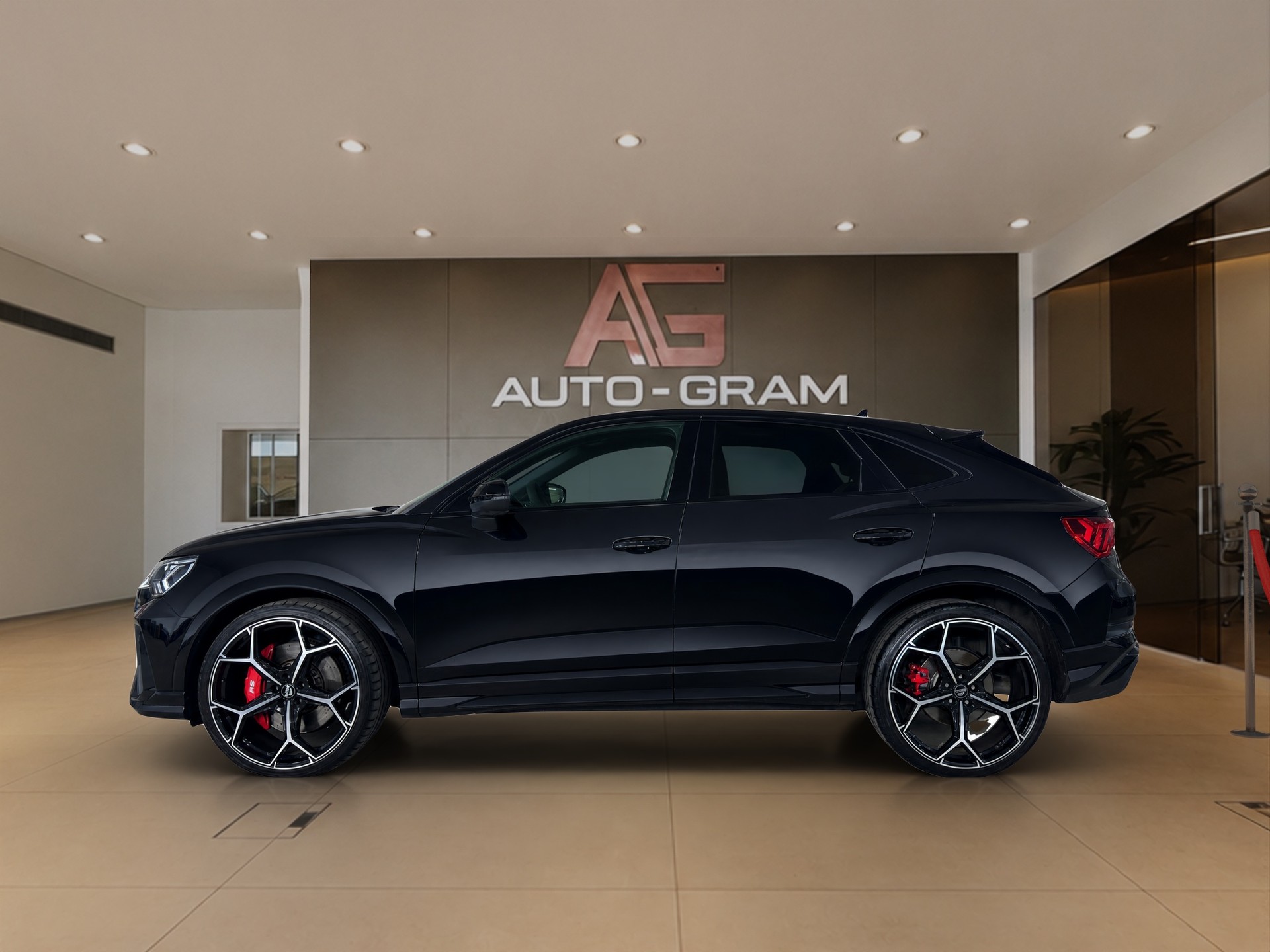 AUDI RS Q3 Sportback quattro S tronic-showroom-element-1