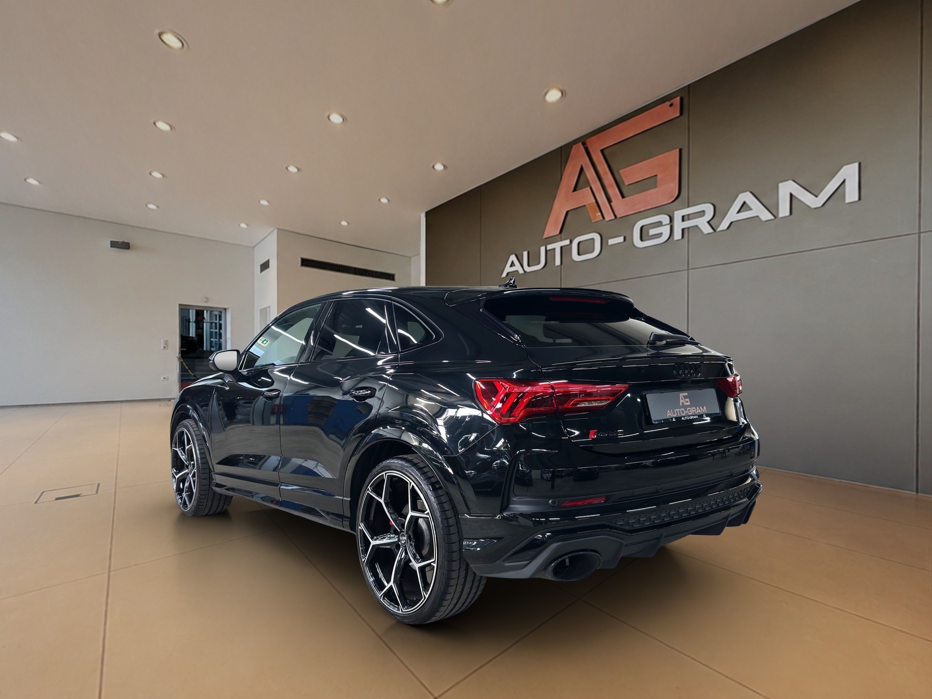 AUDI RS Q3 Sportback quattro S tronic-showroom-element-2