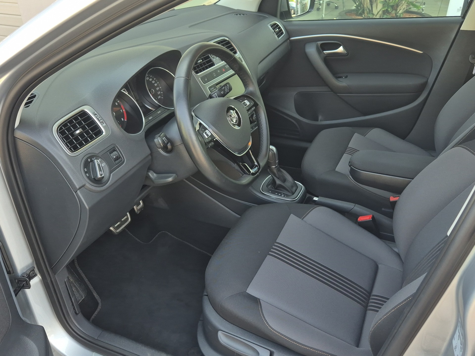 VW Polo 1.2 TSI BMT Comfortline DSG-image-7