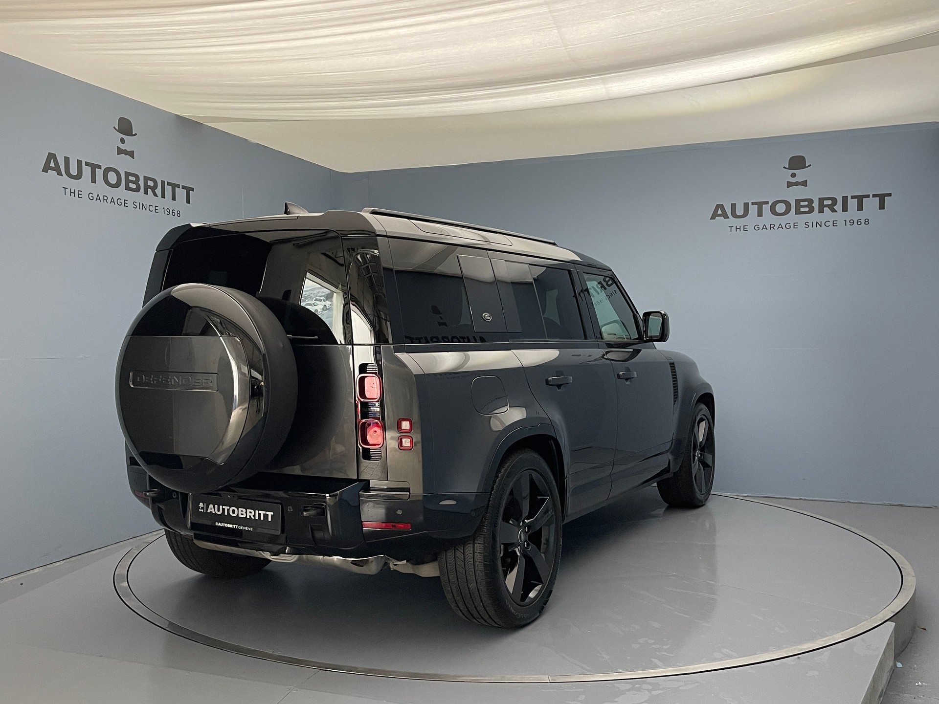 LAND ROVER Defender 110 2.0 P400e X-Dynamic HSE-image-3