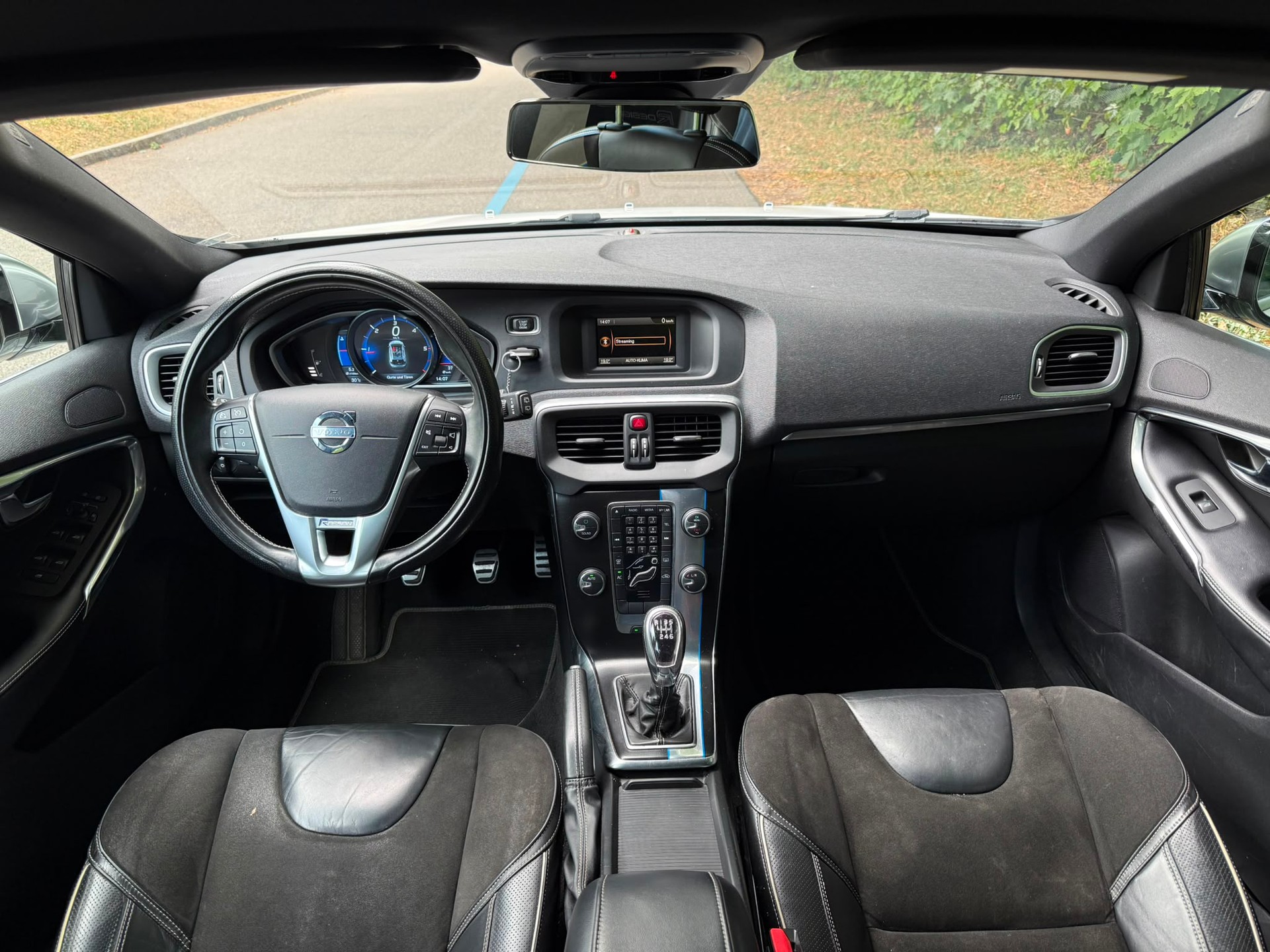 VOLVO V40 D2 R-Design-image-8
