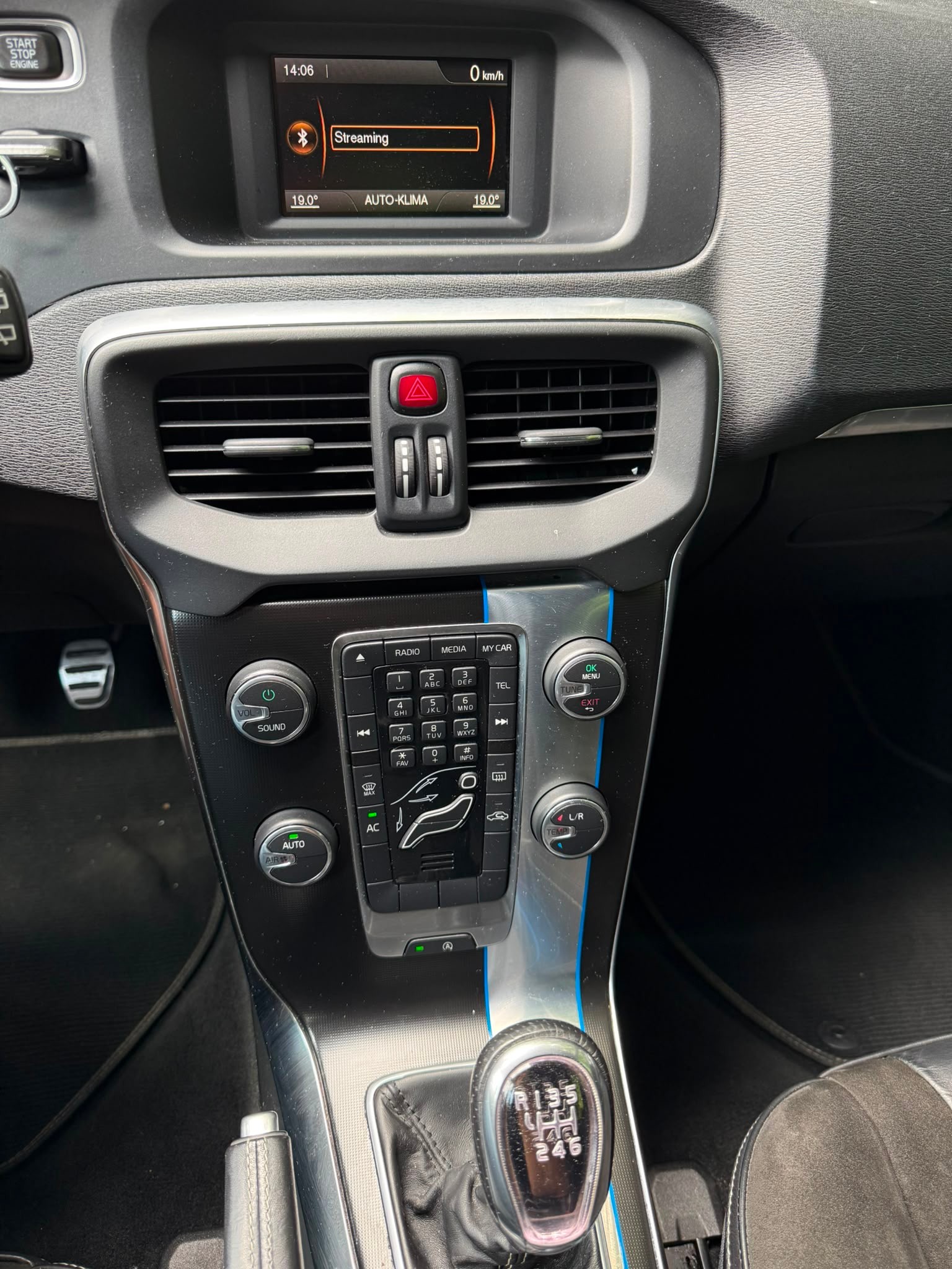 VOLVO V40 D2 R-Design-image-9