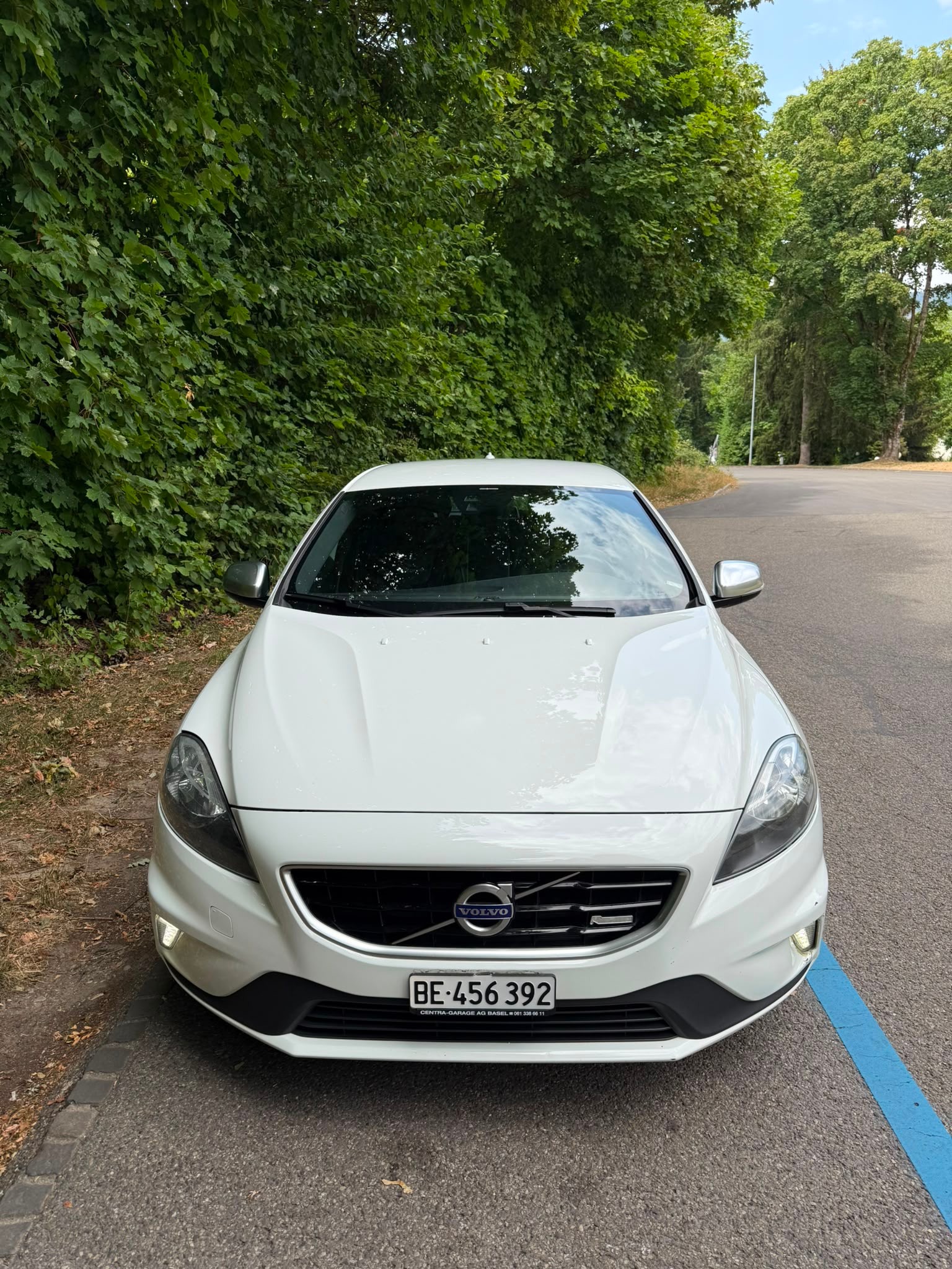 VOLVO V40 D2 R-Design-image-1