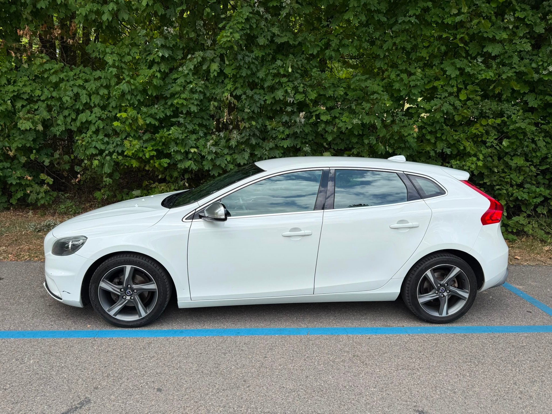 VOLVO V40 D2 R-Design-image-2