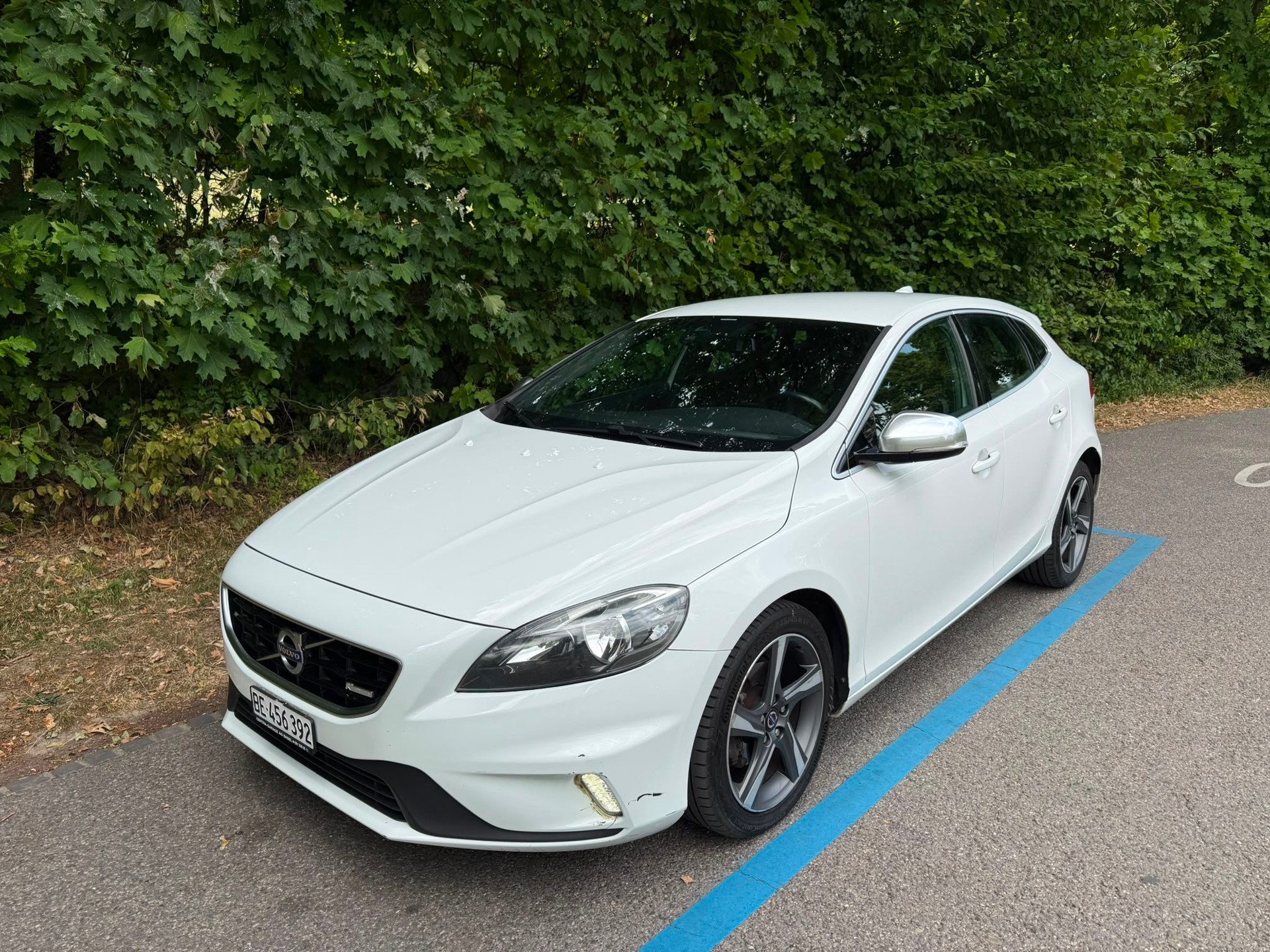 VOLVO V40 D2 R-Design-image-0