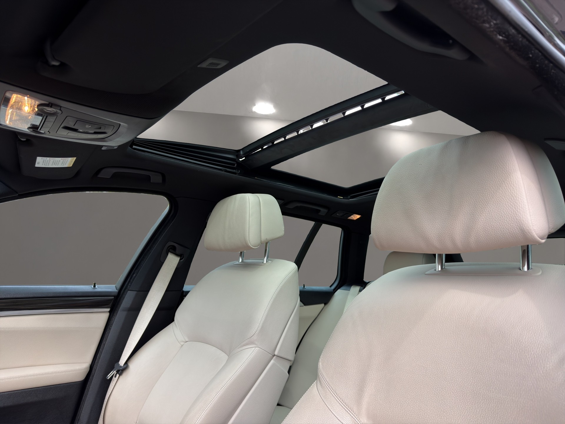 BMW 535d M-Sport xDrive Touring Steptronic-image-12